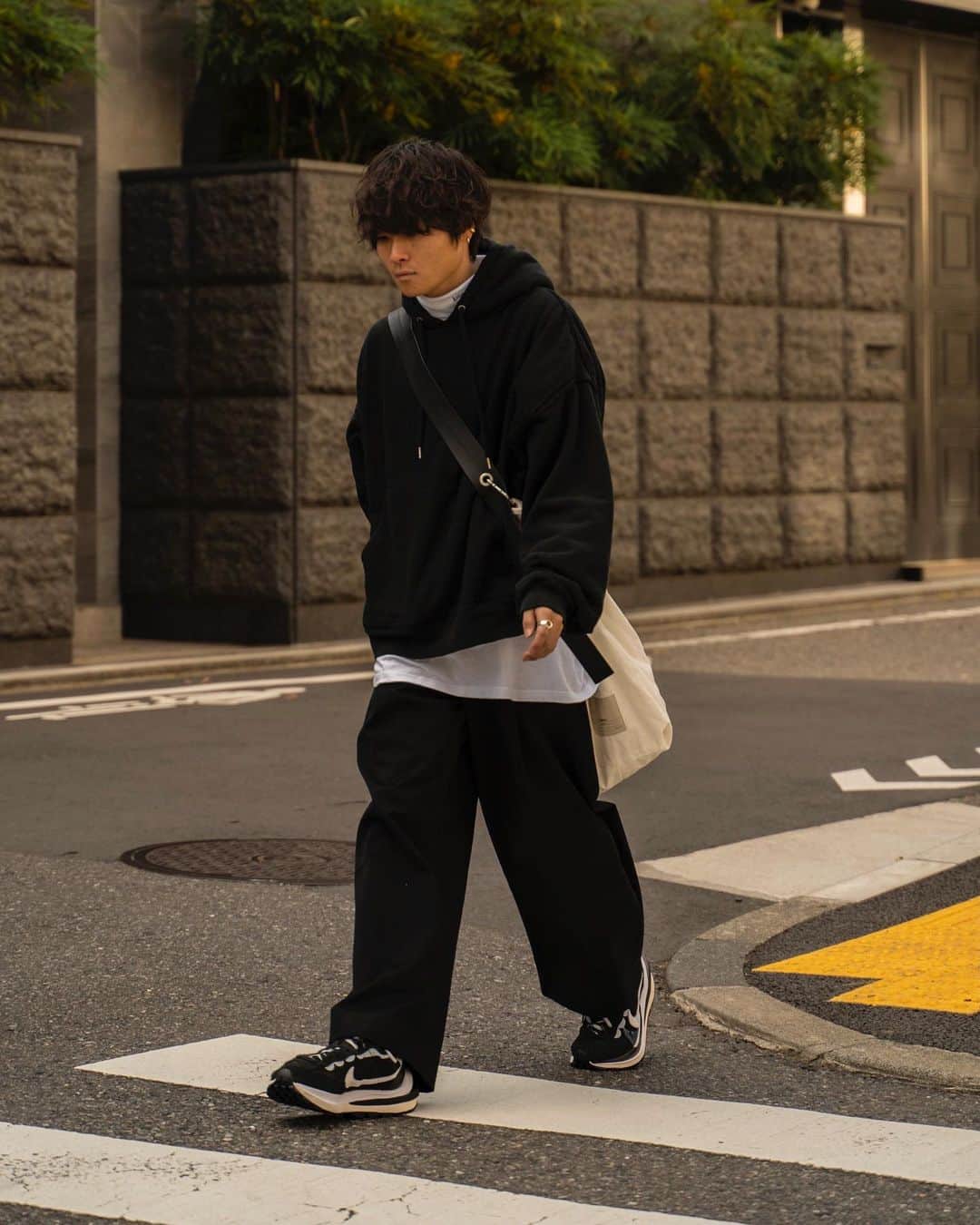 Ryoさんのインスタグラム写真 - (RyoInstagram)「ㅤㅤㅤㅤㅤㅤㅤㅤㅤㅤㅤㅤㅤ スニーカーに合わせてモノトーンコーデ。インパクトあるスニーカーは、シンプルに合わせてもいいですね🙆‍♂️ ㅤㅤㅤㅤㅤㅤㅤㅤㅤㅤㅤㅤㅤ 話は変わりますが、 @plus81.official にて　@trunkproject_official の販売があります！ 明日詳細は告知します🙋‍♂️ ㅤㅤㅤㅤㅤㅤㅤㅤㅤㅤㅤㅤㅤ hoodie:#yoketokyo tee:#ennoy pants:#studionicholson shoes:#sacainike bag:#oamc」11月19日 21時10分 - ryo__takashima