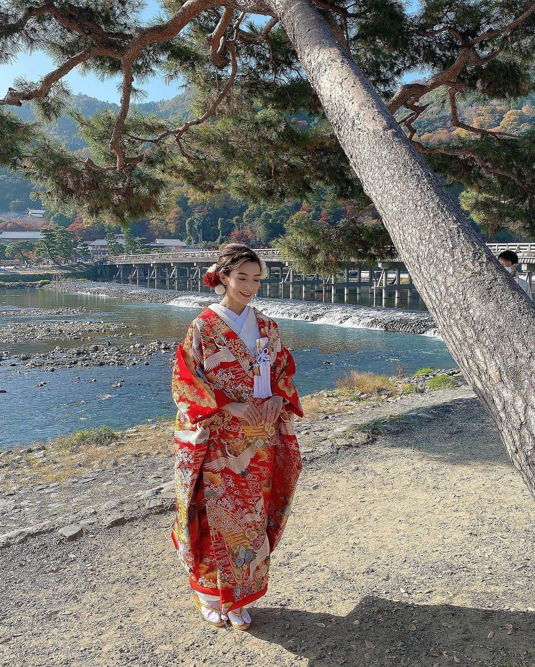 秋山未有さんのインスタグラム写真 - (秋山未有Instagram)「京都での和装花嫁ロケ🕊 まずは大好きなあかいろの色打掛🌹  ありがとうございました！！ @takamibridal_wakon @takamibridal_costume @tokyokaikan_wedding   #和装花嫁 #和装結婚式 #打掛 #色打掛 #和装ヘア #和装前撮り #前撮りヘア #ロケ撮影 #ブライダルヘア #ブライダルモデル #生花アレンジ #生花ヘアアレンジ #色打掛ヘア #ロケ日和 #京都ウェディング #京都ロケ」11月19日 21時12分 - miyu_akiyama