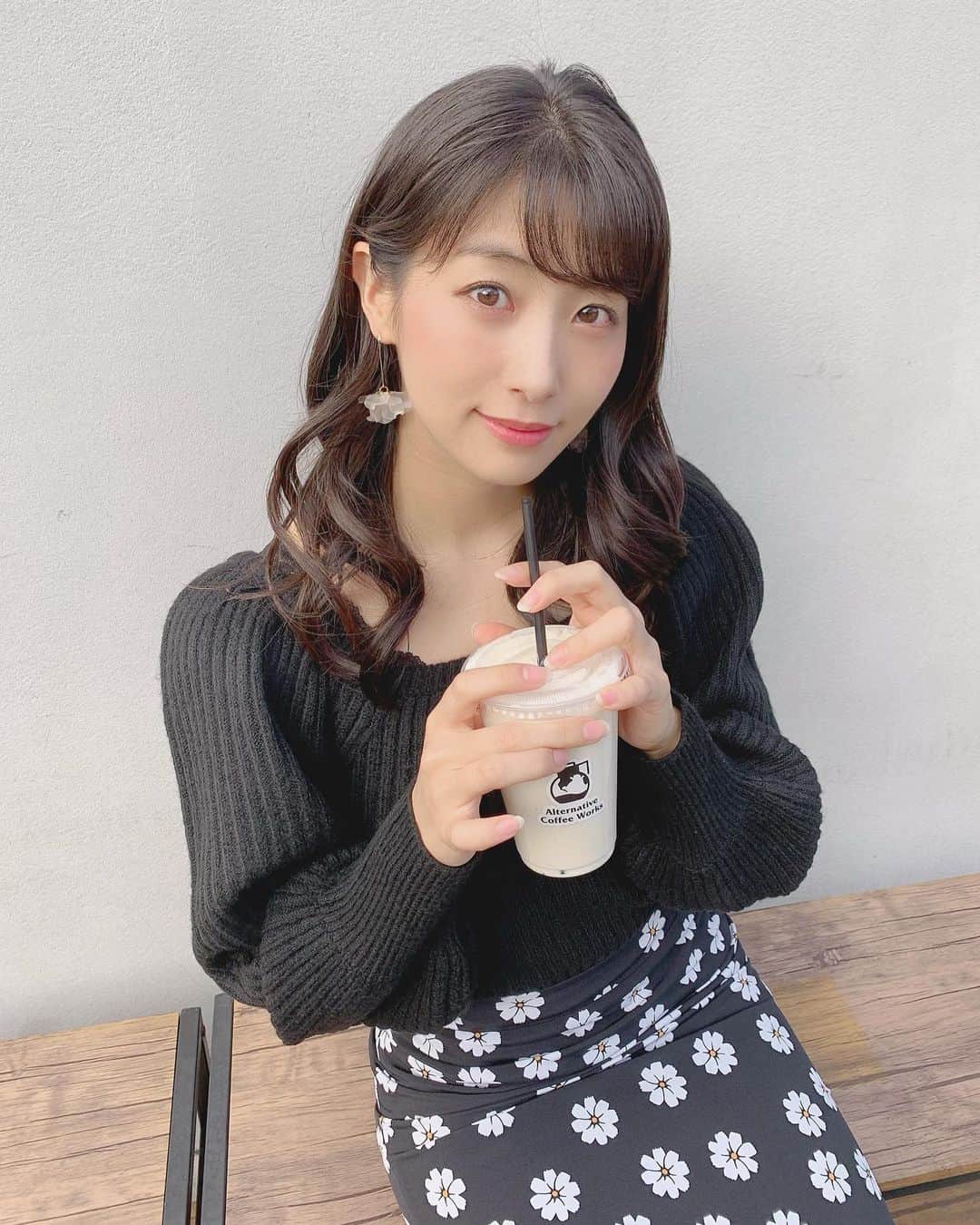 のインスタグラム：「#彼女とデートなうに使っていいよ ♡ . . #バナナジュース #バナナシェイク #バナナスムージー #フレッシュバナナジュース #bananajuice #新大久保 #大久保 #新大久保カフェ #大久保カフェ #alternativecoffeeworks #カフェ巡り #カフェ #カフェスタグラム #cafestagram #ブラックコーデ #blackfashion #outfit #outfits #ootd #outfitoftheday #プチプラ #プチプラコーデ #ぷちぷら #ぷちぷらコーデ」