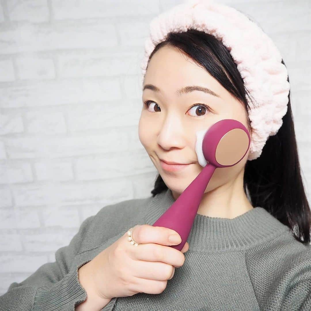 Kuboi Ayumiさんのインスタグラム写真 - (Kuboi AyumiInstagram)「スキンケアの基本はやっぱりしっかり洗顔で汚れを落とすこと。﻿ 汚れやメイクを落せていないと、美容液などを使ったとしても﻿ お肌には浸透しないのでもったい…。﻿ ﻿ 年齢を重ねてターンオーバーが乱れてきたこともあり﻿ アメリカでヒットしている洗顔デバイス・PMD Clean Proを使ってみました。﻿ 毎分約7,000回の音波振動で毛穴の奥の汚れをやさしくオフしてくれるんですよ。﻿ ﻿ 防水なので、お風呂で使えちゃうのはラクチン。﻿ しかも、洗顔だけではなくお風呂上がりには42℃の温熱振動ケアで﻿リフトケアもできちゃうの。﻿ 本当にじわっと気持ちよくて、クセになっちゃう。﻿ 毎日は無理でも、１週間の汚れは週末にはリセットしようっと。﻿ ﻿ ﻿ @pmdbeauty_jp﻿ ﻿ #おうち美容 #おこもり美容  #PMDのある暮らし ﻿ #洗顔ブラシ #ヤーマンプロ#PMD #PMDCLEAN #毛穴ケア﻿  #美顔器 #エイジングケア #リフトケア #毛穴対策」11月19日 21時16分 - himekagami
