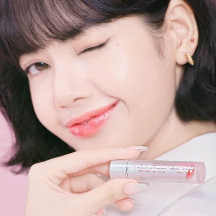 のインスタグラム：「【いよいよ明日スタート！】 #MACLOVESLISA 限定プレゼント第一弾が明日11/20(金)スタート！ さらに、ビジュアルにLISAを起用した新リップアイテム「グロー プレイ リップ バーム」が全国発売いたします✨ ㅤ 人気の「グロー プレイ ブラッシュ」と組み合わせてポップで遊び心のあるメイクを楽しんで💄 ㅤ ■グロー プレイ リップ バーム(税込3,300円) 💜LISA使用色: ルージュ アウェイクニング 　 ▼#MACLOVESLISA 限定プレゼント 公式オンラインショップ、M·A·C全店*にて、対象製品を1点以上お買いあげで、「LISAビジュアルカード**」3種のうち、いずれか1種をプレゼント💖 ㅤ **M·A·C直営店、百貨店店舗限定 ※公式オンラインでご購入の際は、キャンペーンコード入力欄に「MACLISA」を入力してください。  ㅤ ＜LISAビジュアルカードについてご注意＞ ・数量限定のため、なくなり次第終了です。 ・３種のうちいずれか１種をプレゼントいたします。種類はお選びいただけません。 ・お1人様1会計につき1枚までまで (2製品以上購入でも1会計1枚のお渡しとなります。) ・お買い物の際は、ショッピングカートにプレゼント製品が表示されているかをご確認ください。ショッピングカートに表示されない場合は、在庫切れとなります。 ーーーーーーーーーーーーーーーーーー SPECIAL GIFT🎁 さらに公式オンライン限定で、お好きなM·A·C製品を税込5,500円以上お買いあげで、「キーチェーンミラー」をプレゼントいたします。 *なくなり次第終了 *お1人様1会計につき1点まで *サイズ: 直径60mm ㅤ #MACGlowPlay #MACグロープレイ #MACGlowPlayLipBalm #MACグロープレイリップバーム」