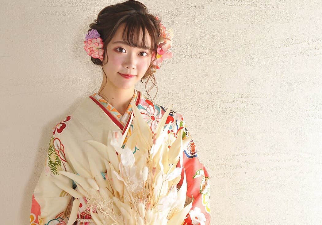 齋藤佳穂のインスタグラム：「SISUIさんから 着物や振袖、はかまのお得なクーポン発行していただきました🥺💞  2枚目をチェック👀✨  #SISUI#SISUIはかま #京都 #卒業式 #卒業式袴 #卒業式ヘア #卒業式ヘアセット #ドライフラワー#袴 #袴ヘア #袴ヘアアレンジ #袴レンタル #写真好きな人と繋がりたい」