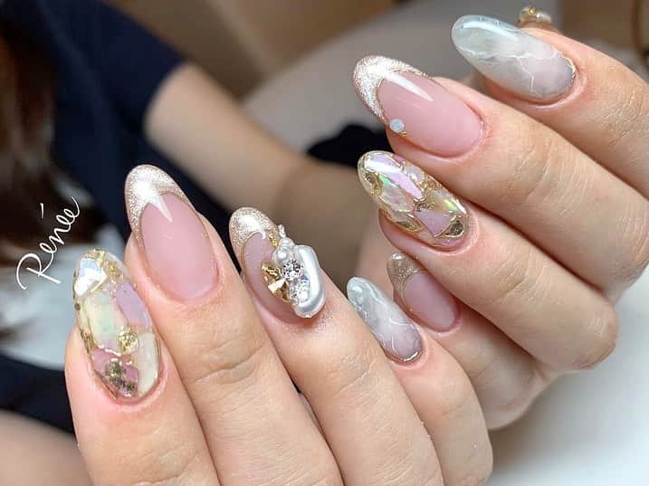 ネイルサロンレネのインスタグラム：「﻿ 𝒟𝑒𝓈𝒾𝑔𝓃 𝒷𝓎 𝒪𝒦𝒜𝑀𝒪𝒯𝒪 🐿💐﻿ ➠ @renee_maiokmt.1030 ﻿ ﻿ ﻿ ﻿ ﻿ 前回のリール投稿の写真ver📽﻿ ﻿ ﻿ 美人で美爪なネイリストのお客様♡﻿ ﻿ ご自身でネイルサロンされていて、﻿ 自分でもネイルは変えられるのに﻿ わざわざ毎月通って下さっていて﻿ 本当に嬉しい限り、、🙏💓﻿ ﻿ ﻿ いつも本当にありがとうございます☺️✨﻿ ﻿ ﻿ ﻿ ﻿ nailsalon Renée﻿ ￣￣￣￣￣￣￣￣﻿ ﻿ ▫︎梅田店﻿ 【open-close】11:00〜21:00﻿ 【定休日】不定休﻿ 【add】大阪市北区堂山町15-23-908﻿ ﻿ ﻿ ▫︎芦屋店﻿ 【open-close】11:00〜21:00﻿ 【定休日】不定休﻿ 【add】芦屋市業平町6-11 Ashiya grotto 302﻿ ﻿ ﻿ ﻿ ﻿ ▶︎▶︎▶︎初回クーポンご利用頂けます﻿ ￣￣￣￣￣￣￣￣￣￣￣￣￣￣￣￣﻿ ご予約はプロフィールTOPのリンク内﻿ URLをご利用下さい。﻿ ﻿ ﻿ ﻿ メニューに迷った方やご相談は…﻿ ﻿ 　　🤍Renée公式LINE🤍﻿ ─────────────﻿  【@bos7903t】←※@から入力🔍﻿ ﻿ #nail #nails #gelnails #nailart #ネイル #ジェルネイル #美甲 #네일 #젤네일 #nailsalonrenee #ネイルサロンレネ﻿ #大阪ネイルサロン #梅田ネイルサロン #芦屋ネイルサロン #神戸 #芦屋 #beauland #ビューランド﻿  #芦屋ネイルサロン #instagood#tbt#photooftheday#japanesenailart #네일아트 #ラメネイル #大理石ネイル #美爪ネイル #ニュアンスネイル #フレンチネイル #magnetnails #マグネットネイル﻿」