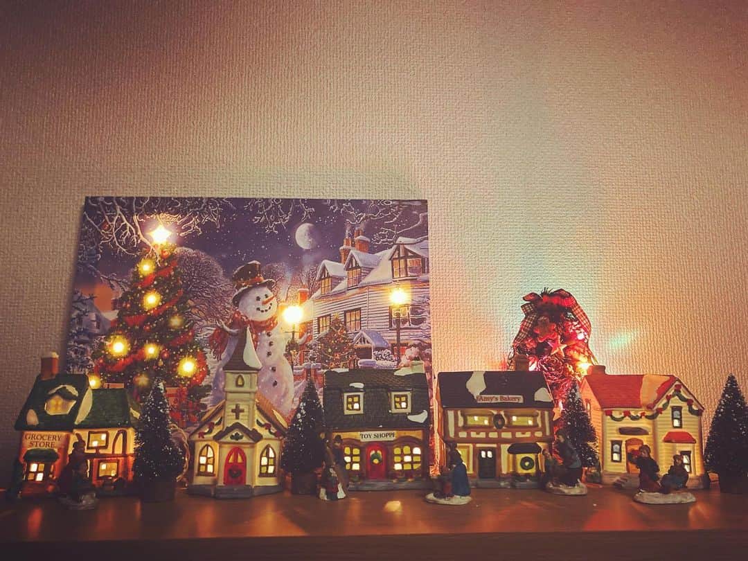 古城優奈のインスタグラム：「これはお母さんが20年くらい前に買った飾り♡🎄  めちゃ可愛い♡♡♡ これはシェルフの一番上にしたよ☺︎ 飾り付け楽しい🎄  #クリスマス　#クリスマス飾り」