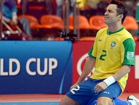 アレッサンドロ・ローザ・ヴィエイラのインスタグラム：「Ontem fez 8 anos da história que mais tenho orgulho de contar, o mundial 2012 🏆-   Com todas as dificuldades, lesão na panturrilha, paralisia facial, gol na prorrogação do @futsalneto , defesa no último segundo do @goleirotiago ...  De tudo um pouco!  Que time!  Que grupo!  Que comissão técnica!  Obrigado a todos por esse momento! 🏆✅ 🌎」