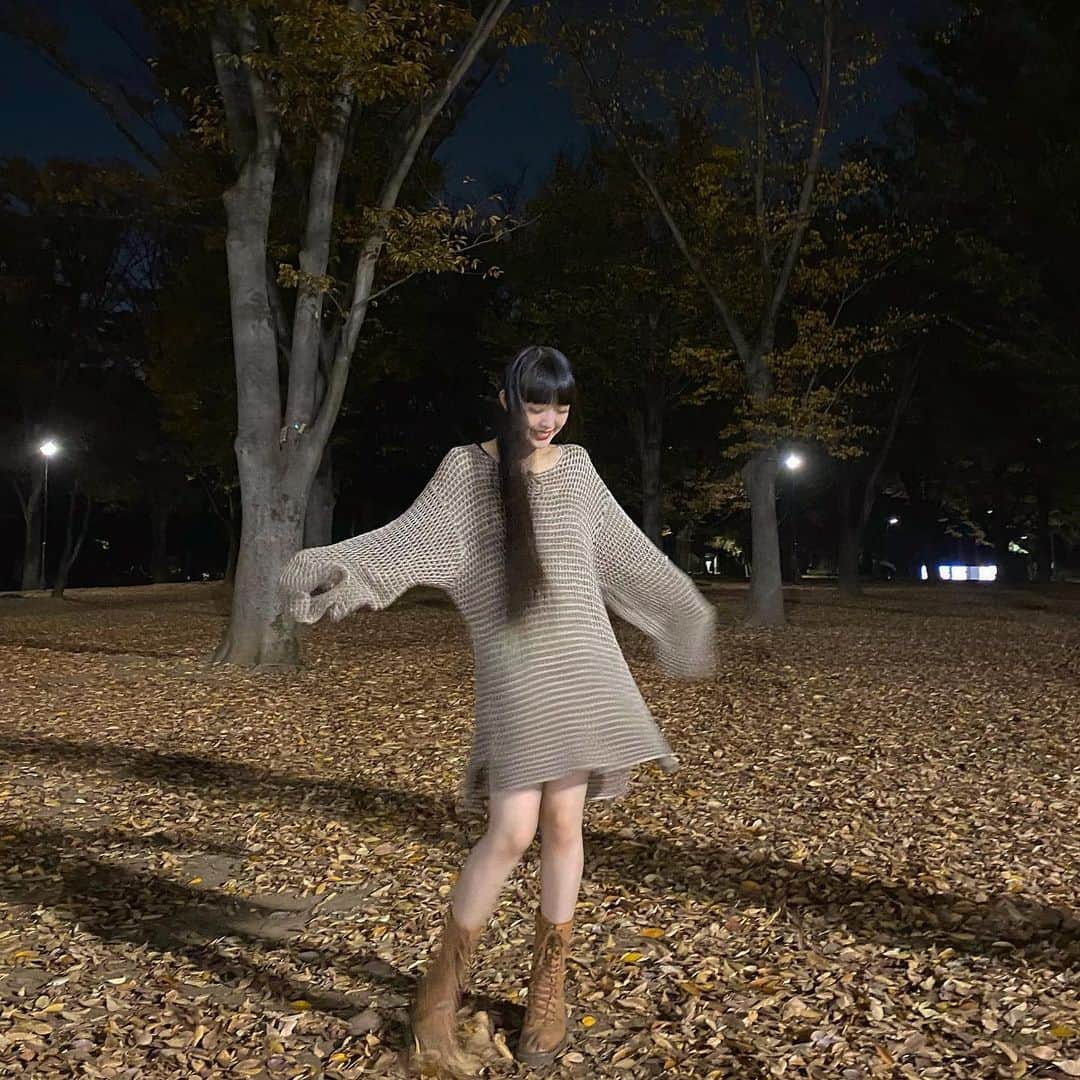 のインスタグラム：「🍂🍂🍂 . ニットもブーツもusedです🪂 . . . . . . . . . . . . . . . . . . . . . . . . . . . . . . . . #黒髪ロング #黒髪 #ロングヘア #スーパーロングヘア #スーパーロング #calvinklein #赤リップ #ワイドバング #ぱっつん前髪 #ロングヘアアレンジ #used #古着ファッション #サロモ #サロンモデル  #ootd #撮影モデル #作品撮り #作品撮りモデル #作撮り #ootd4nylonjp #drmartens #70s #古着 #streetfashion #古着コーデ #古着女子 #ニットコーデ #ニット #ootdfashion #streetstyle」