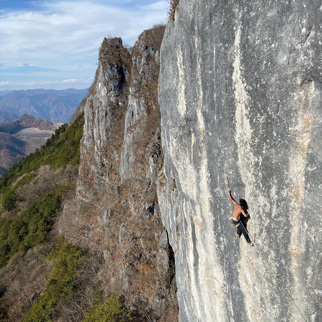 安間佐千さんのインスタグラム写真 - (安間佐千Instagram)「I am very much into the last project on white wall. I could go through the route 2 falls. Still in the process but every try is so exciting and joyful.   白壁フェース最後のプロジェクトは2テンまで来た。ああ、僕は完全にこのプロジェクトの虜になっている。ムーブの一つ一つが唯一無二。操り人形になったように、自分をこの壁に明け渡す。今日も最高だった。  Photo by @masa10477   @adidasterrex @fiveten_official @petzl_official #アルテリア @oganoclimbing #二子山 #futago #白壁フェースプロジェクト #虜 #明け渡す #surrender #あきらめ #nosurrender #あきらめるな」11月19日 21時27分 - sachiamma