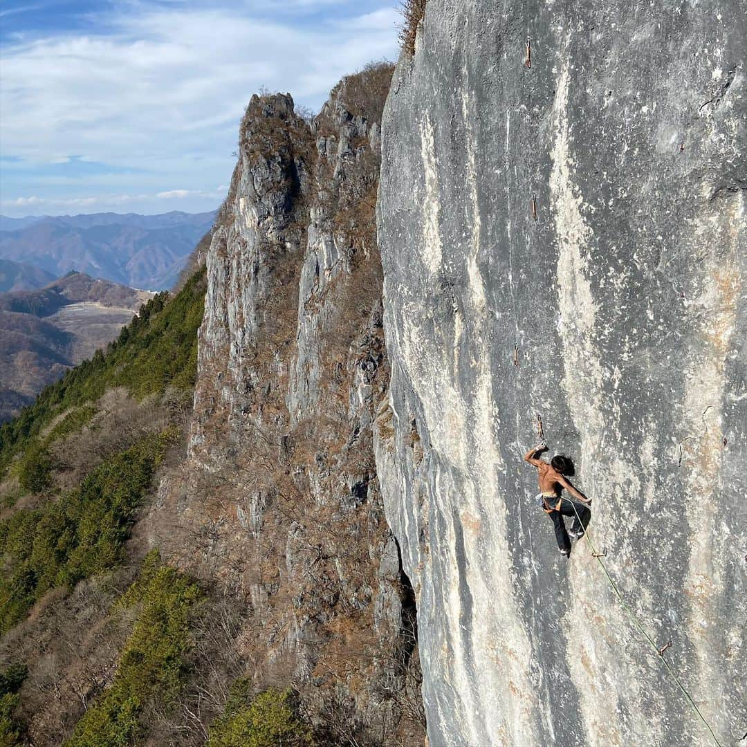 安間佐千さんのインスタグラム写真 - (安間佐千Instagram)「I am very much into the last project on white wall. I could go through the route 2 falls. Still in the process but every try is so exciting and joyful.   白壁フェース最後のプロジェクトは2テンまで来た。ああ、僕は完全にこのプロジェクトの虜になっている。ムーブの一つ一つが唯一無二。操り人形になったように、自分をこの壁に明け渡す。今日も最高だった。  Photo by @masa10477   @adidasterrex @fiveten_official @petzl_official #アルテリア @oganoclimbing #二子山 #futago #白壁フェースプロジェクト #虜 #明け渡す #surrender #あきらめ #nosurrender #あきらめるな」11月19日 21時27分 - sachiamma