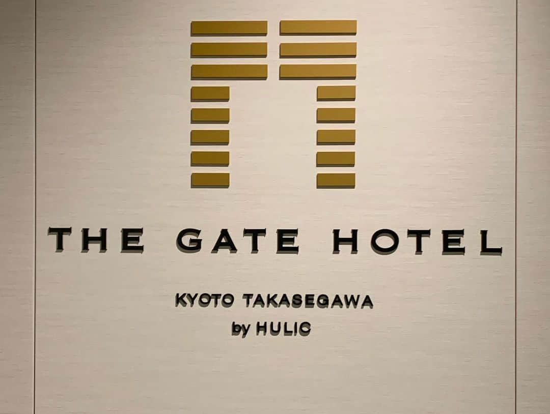 守永真彩さんのインスタグラム写真 - (守永真彩Instagram)「. . 「The Gate Hotel 京都高瀬川by HULIC」 . . 大分前に母と2人でお邪魔してきました。 「元　立誠小学校跡地活用事業」として、貴重な近代建築の校舎の一部を保全・再生して運営しているこちらのホテル。 . 地域の人から大事に守られてきた学校をそのまま残し、スタイリッシュで美しく滞在できる場所に変身。 . ホテルに戻ると、どこかほっと安らぎ、暖かい気持ちになるのは...この建物が多くの人に愛されて建っているからだったのかな。 . . また京都に行った際には必ず泊まりたい。素敵なホテルでした。 . . #hulic #kyoto #takasegawa #thegatehotel #hotel #kyoto hotel #ヒューリック @gatehotelkyoto  #thegatehotel京都高瀬川  #小学校をホテルに #貴重な建築物を活かした街づくり #SDGs だと11と12に該当しそう #🌸」11月19日 21時27分 - maayamorinaga