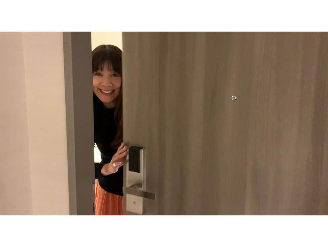 守永真彩さんのインスタグラム写真 - (守永真彩Instagram)「. . 「The Gate Hotel 京都高瀬川by HULIC」 . . 大分前に母と2人でお邪魔してきました。 「元　立誠小学校跡地活用事業」として、貴重な近代建築の校舎の一部を保全・再生して運営しているこちらのホテル。 . 地域の人から大事に守られてきた学校をそのまま残し、スタイリッシュで美しく滞在できる場所に変身。 . ホテルに戻ると、どこかほっと安らぎ、暖かい気持ちになるのは...この建物が多くの人に愛されて建っているからだったのかな。 . . また京都に行った際には必ず泊まりたい。素敵なホテルでした。 . . #hulic #kyoto #takasegawa #thegatehotel #hotel #kyoto hotel #ヒューリック @gatehotelkyoto  #thegatehotel京都高瀬川  #小学校をホテルに #貴重な建築物を活かした街づくり #SDGs だと11と12に該当しそう #🌸」11月19日 21時27分 - maayamorinaga