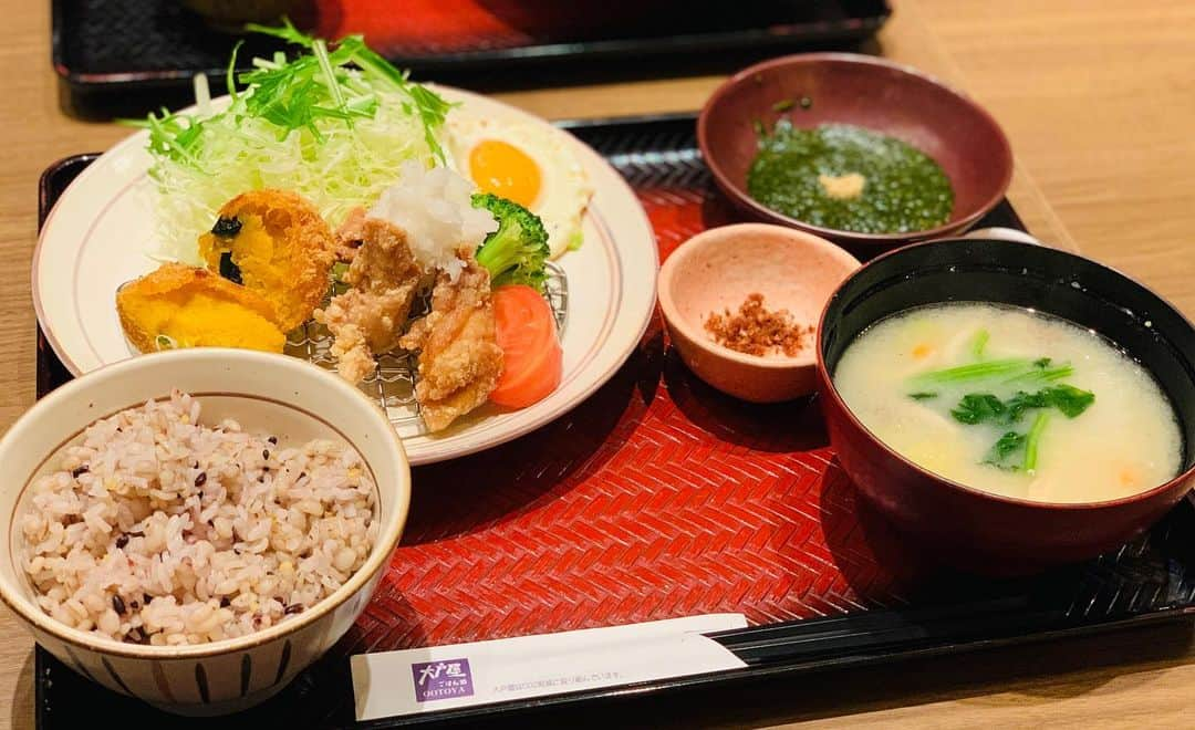 辻すみれさんのインスタグラム写真 - (辻すみれInstagram)「夜ご飯だけど大戸屋ランチ定食🐓🎃 五穀ご飯と麦みそ汁に変更＋アカモク  かぼちゃコロッケが美味しい…！ なんならかぼちゃコロッケだけ更に追加したい…！  #食アスリート協会 #大戸屋 #大戸屋ごはん処 #ひだまりほーむ #fencing」11月19日 21時27分 - sumire_1129