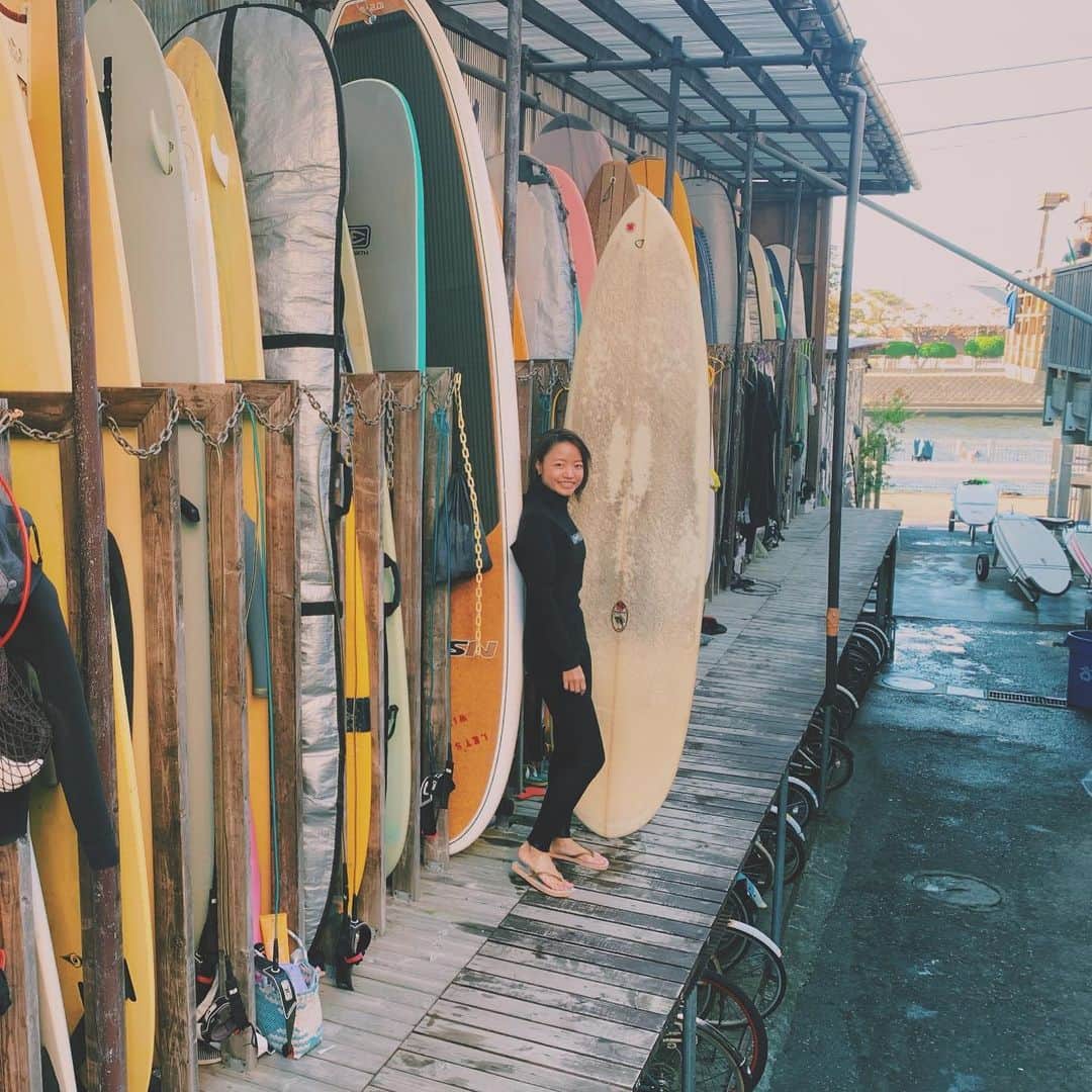 寺川里奈のインスタグラム：「11月とは思えない暖かい気温🌞 太陽と海のエネルギーをたくさん浴びて最高に気持ち良いサーフィンでした〜 自然はいいなー❤︎  #サーフィン #波乗り #サーフィン女子 #海 #自然 #surfing #surf #nature」