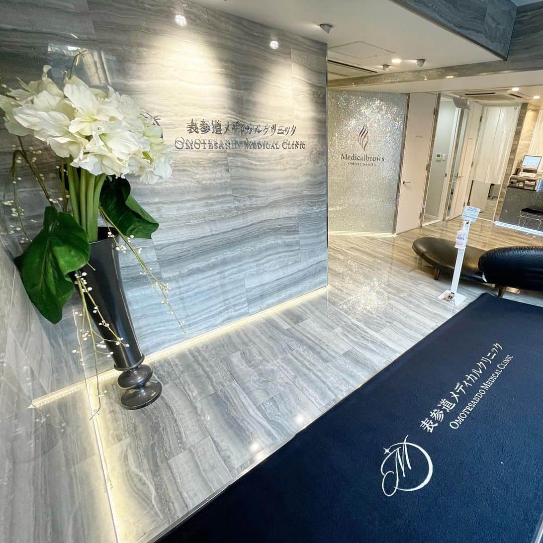 秋定麻紀子のインスタグラム：「@omotesando_medical_clinic  でいつも脱毛してます。  肌の色も関係ない。 顔も脱毛できる。 ジェル塗らないでできるから とにかく早く終わる。 強力なのに全然痛くない。  いいことだらけ。 そしてお値段も素敵。  医療美容と脱毛はずっと 表参道メディカルクリニックです。  皆さん年内のメンテナンスの予約はお早めに。 大人気院長 @dr.misae_t さんは もう既に予約がほぼいっぱいとか。 さすがだわ。  #脱毛 #医療美容  #表参道メディカルクリニック」