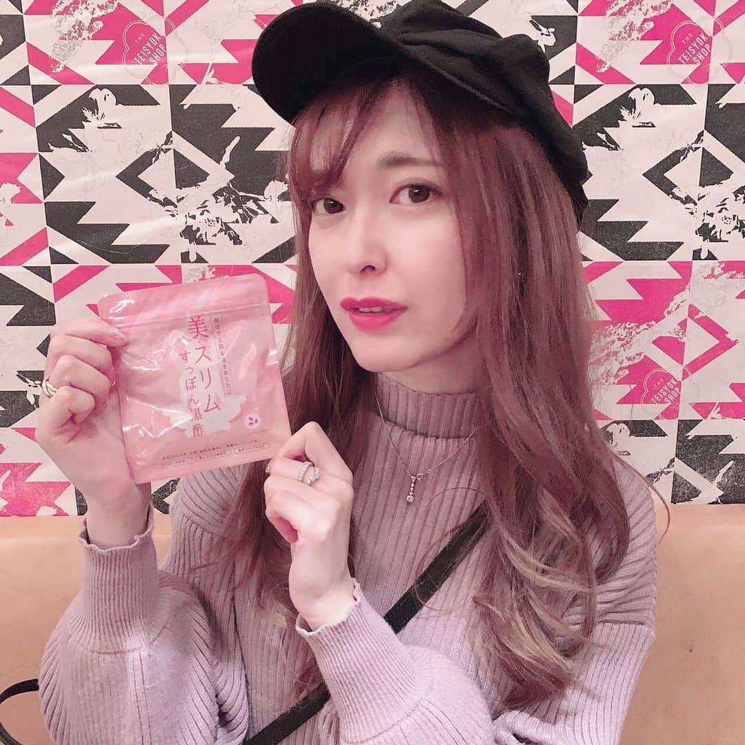 菊池かなこのインスタグラム：「. 最近運動をさぼっていて、 運動も復活したいけど サプリも使ってダイエットサポートしたいなと思い "美・スリムすっぽん黒酢美姜"を 飲み始めてみました🎶 . これはダイエットも美容面も カバーしてくれるからうれしい😆 . ブラックジンジャー•すっぽん・黒酢の 3つを配合しているそうです🤍 . 今なら定期初回価格キャンペーン中で 1袋500円で買えるそうです！☺︎✨ . . ୨୧┈┈┈┈┈┈┈┈┈┈┈┈┈┈┈┈┈୨୧ @beslimsp_official #美スリムすっぽん美姜　 #BESTSTYLE#PR#ダイエット#ダイエットサプリ #ダイエットサプリメント#サプリメント #アラサー美容#アラフォー美容#エイジングケア #アンチエイジング」