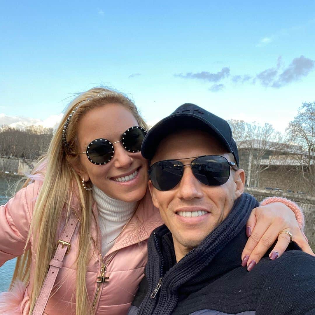ルーカス・レイヴァのインスタグラム：「Hoje é seu dia.  Dia que você comemora como ninguém que eu conheço. Que você continue essa pessoa com essa energia incrível. Que se entrega para sua família e seus amigos de uma forma linda. Que possamos comemorar muitos anos de vida juntos e que você nunca perca sua essência. Te amo ❤️ #arifazaniversario」