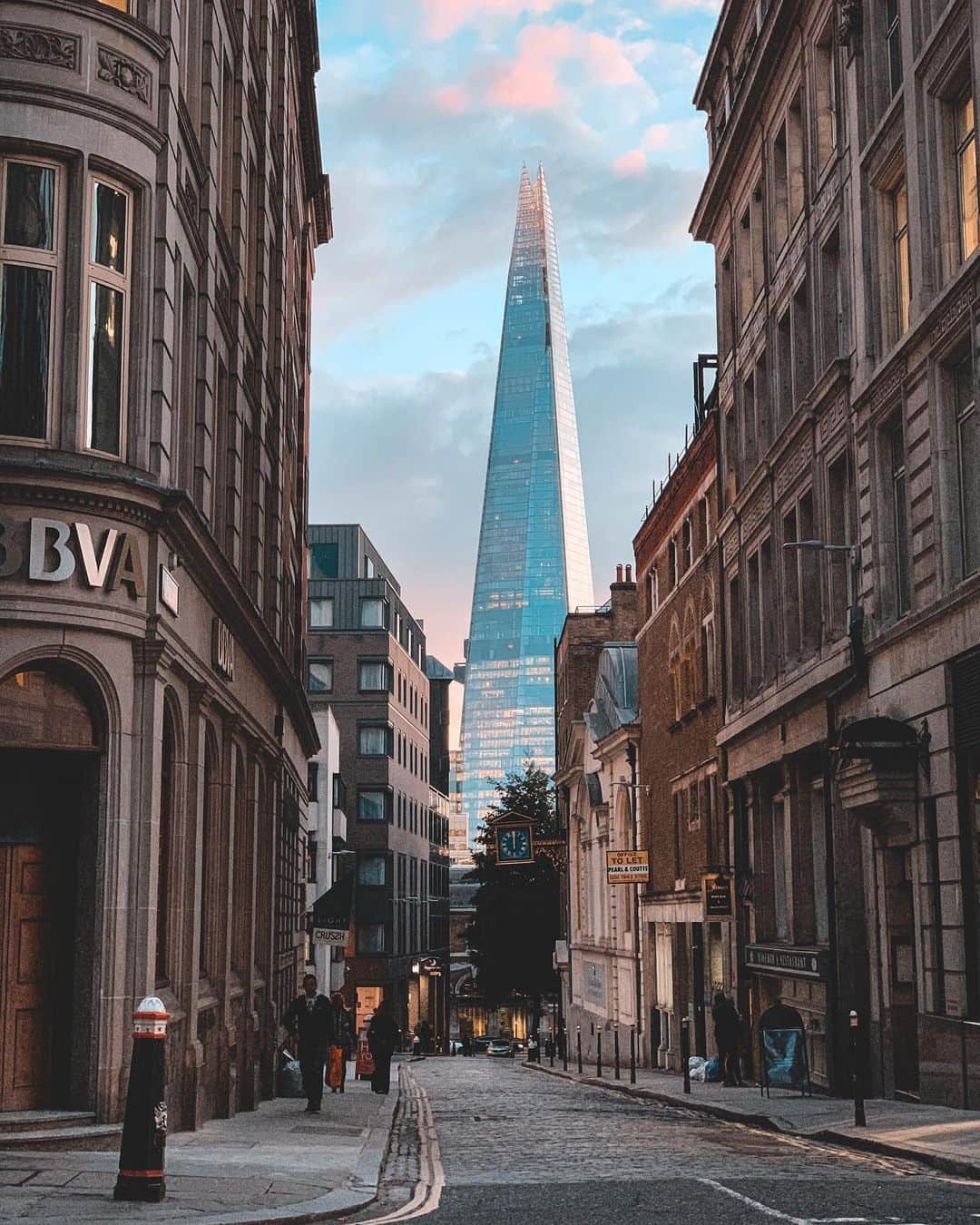@LONDON | TAG #THISISLONDONさんのインスタグラム写真 - (@LONDON | TAG #THISISLONDONInstagram)「@MrLondon on #Eastcheap looking back at #TheShard... I love this street “St Mary At Hill” which perfectly frames the #Shard. Good to be back and sharing my city with all of you! 💪🏼☺️❤️  ___________________________________________  #thisislondon #lovelondon #london #londra #londonlife #londres #uk #visitlondon #british #🇬🇧」11月19日 21時33分 - london