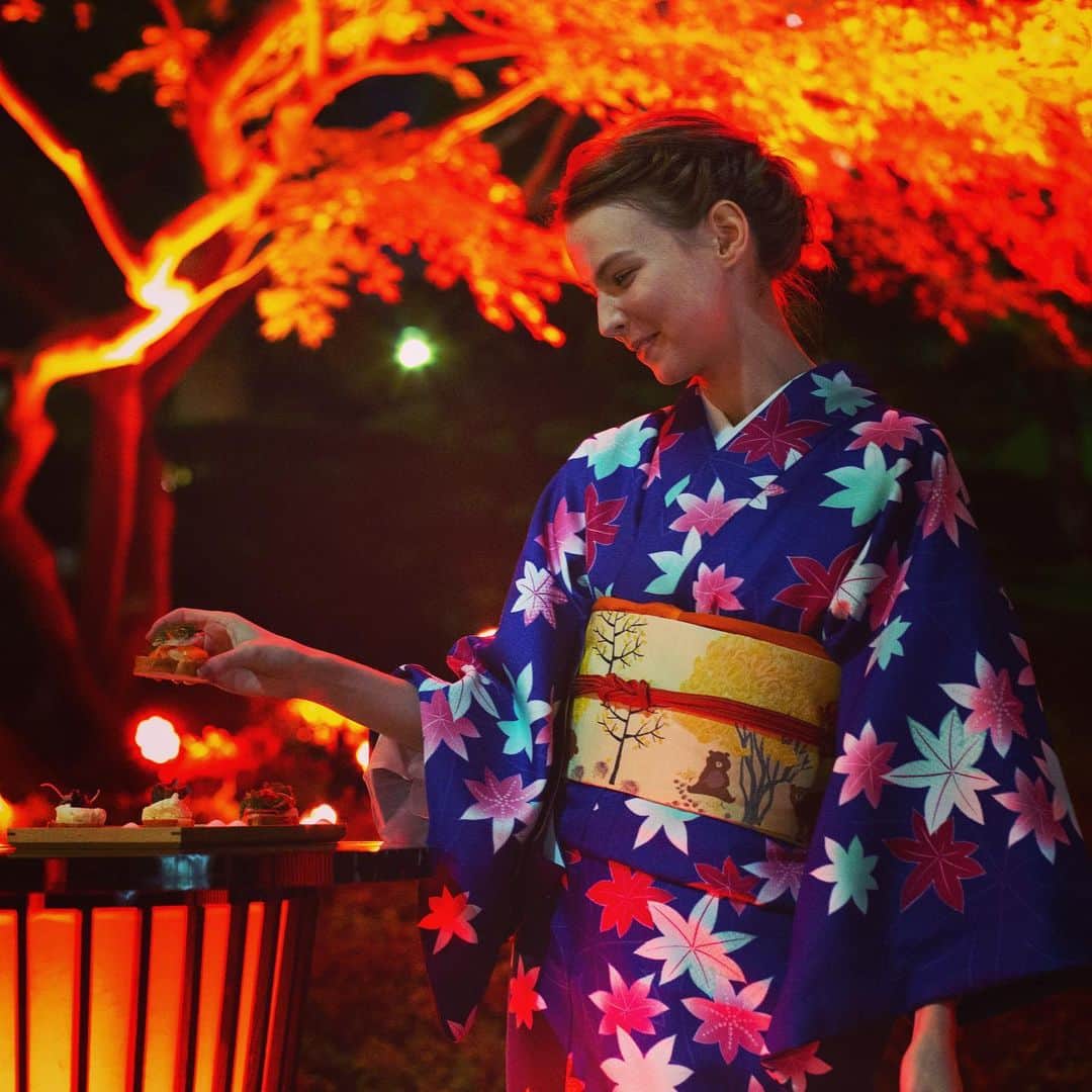 八芳園さんのインスタグラム写真 - (八芳園Instagram)「TOKYO RED GARDEN 2020 八芳園で愉しむ大人の夜🍷 . 暖かな陽気の本日、 庭園で開催中のGARDEN BARを愉しむのには ぴったりの気候。 . 仕事終わりや１日の終わりに、 心地よい夜風を浴びながら 一杯のお酒を嗜むのはいかがでしょうか。 . 400年の歴史ある日本庭園に広がる 幻想的な赤の空間。 . 和傘ライトアップの前で写真を撮影したり、 角亭や水亭でひとやすみしたり、 . ご自分のペースで ゆったりとお過ごしいただけます。 . またTOKYO RED GARDEN 2020では 着付け体験も開催いたします。 . 開催日は12月4日(金)、 八芳園のプロの着付けによる美しいお着物で ライトアップされた日本庭園を お愉しみいただけます。  . 体験をお申し込みの方は、 GARDEN BARにて カナッペとワンドリンクもお召し上がりいただけます。 . 着付け体験のご予約・詳細はこちらから。 . ■HAPPO-EN TOKYO RER GARDEN【着物着付け体験】 https://passmarket.yahoo.co.jp/event/show/detail/01ci7e2559a11.html . 港区白金台の八芳園の日本庭園にて 素敵な夜をお過ごしください。 . . ■GARDEN BAR開催日程 2020年11月19日(木) 〜21日(土) 2020年12月4日(金)・9日(水)・10日(木)・13日(日) . 開催時間 17:00~20:00(19:30LO) . . #八芳園 #結婚式場 . #日本庭園 #自然 #紅葉 #紅葉スポット #紅葉ライトアップ #秋　#風景写真 #港区 #紅葉狩り  . #東京観光  #東京カメラ部  #自然が好き #写真好き  #写真好きな人と繋がりたい  #カメラ好きな人と繋がりたい  #風景写真を撮るのが好きな人と繋がりたい  #その瞬間に物語を  #着物好きな人と繋がりたい  #和装 . #式場探し #プレ花嫁さんと繋がりたい . #japanesegarden  #tokyotrip  #forbestravelguide #photostagram  #tokyotokyo  #東京をもっと楽しもう」11月19日 21時34分 - happoen