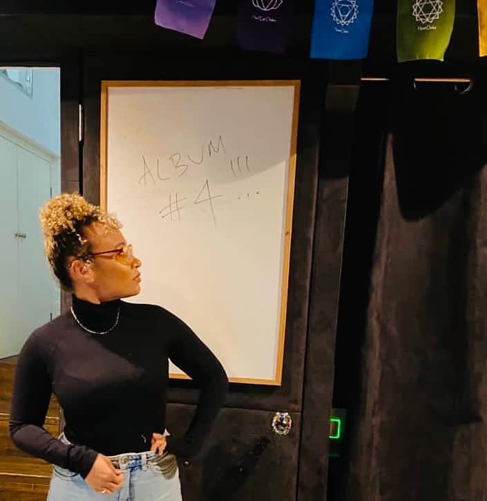 Emeli Sandéのインスタグラム：「Hope you’re enjoying the new music! Still got some exciting collaborations on their way to you soon! This month’s to do list is pretty straight forward...Album #4 under construction ...coming 2021 😌🙌🏽」