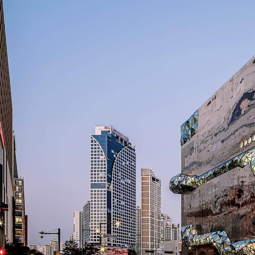 ZOO Magazineさんのインスタグラム写真 - (ZOO MagazineInstagram)「ISSUE 68, MOTUS   Oma architects the new Galleria in Gwanggyo, South Korea. An extraordinary feat, this building promises shopping with a view, it’s facade incredibly impressive, dynamic in the way the glass sections protrude organically from the building.  #seoul #korea #architecture #oma #koreanbuilding #design #modernarchitecture #extraordinaryarchitecture #newbuild #zoomagazineissue68 #magazine #motus」11月19日 21時34分 - zoomagazine