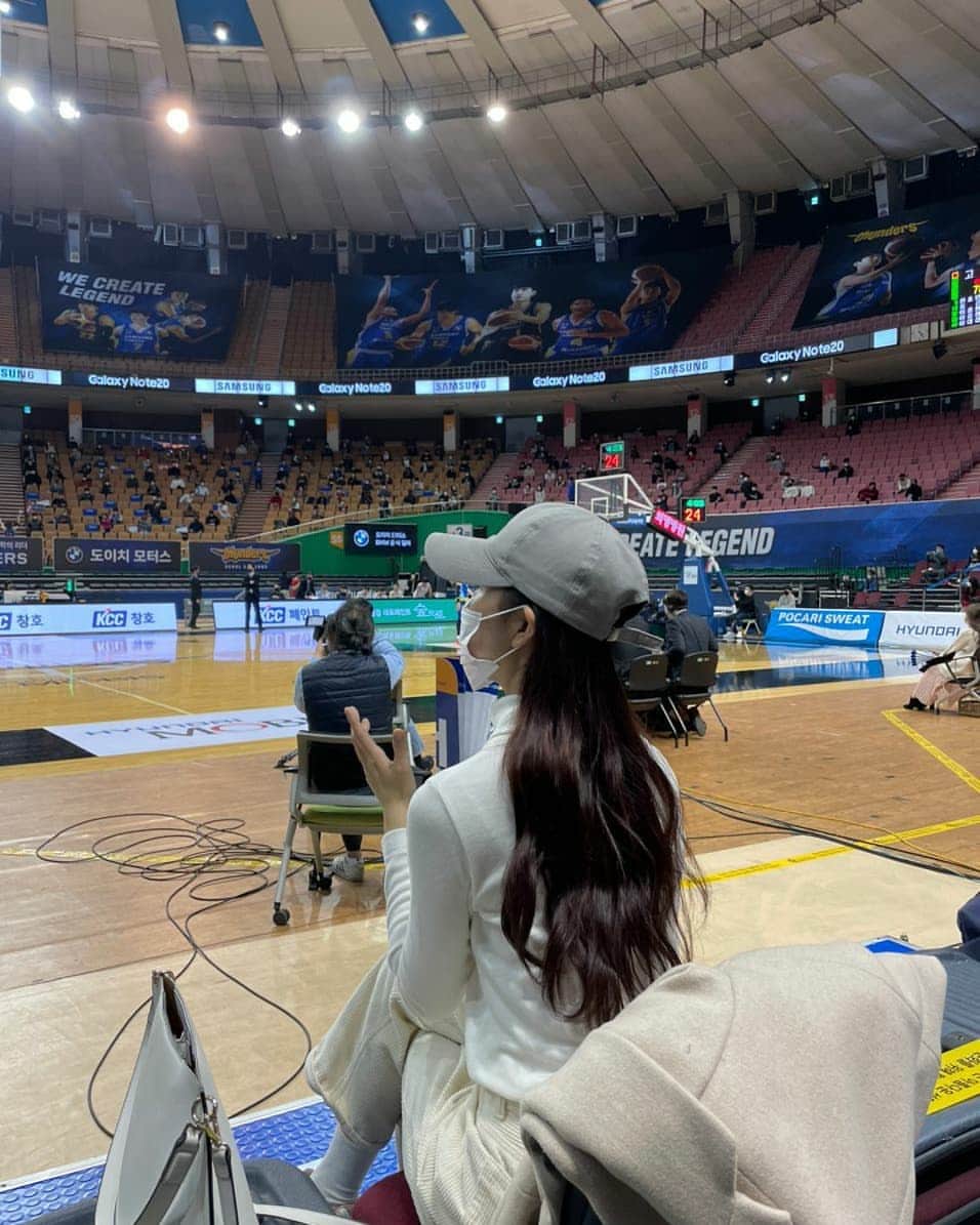 ユジョンのインスタグラム：「얼마전 쉬는날, 친구따라 태어나 처음 보러가본 농구경기 !! 🏀 잘은 모르디만 오 짱재밌!!!ㅋㅋㅋ 경기장 음향팀 짱이에여!! 😲📣」