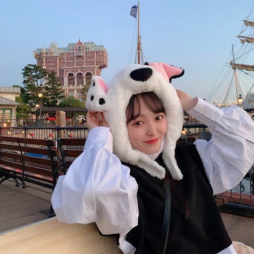 藤本りの加のインスタグラム：「朝から晩まで久々に遊び尽くした1日🌈 白黒コーデで101匹わんちゃんになりました🐶🤍🖤 ・ #ディズニーシー #ディズニー #disneycode #instagood #ディズニーランド #disneysea #likesforlike #instalike #tds #白黒コーデ #シミラールック #ZARA #ZARAコーデ」