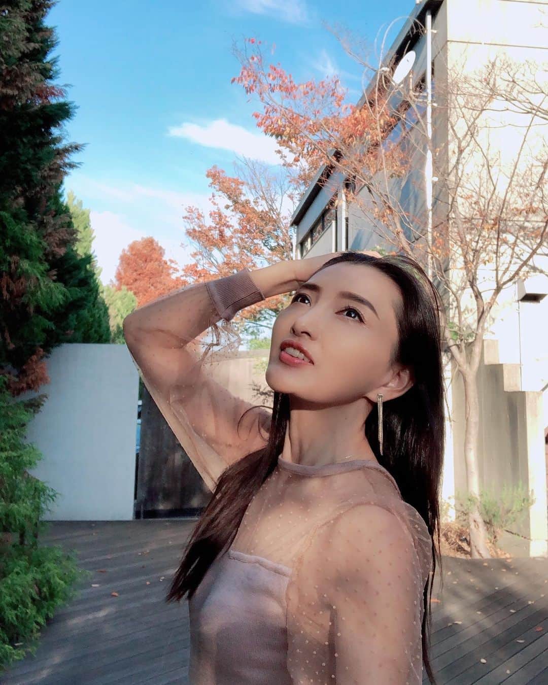 マキろんのインスタグラム：「秋だけど最近夏みたいな💖 空が青くて 葉っぱが赤くて なんか素敵だ‼️ ・ こんな時期ですけど (コロナ感染者過去最多更新) 思いやりを持って 過ごしましょうね😌 #山内智恵#マキろん#chieyamauchi#makiron #japanesegirl #秋の夏日 #秋晴れ#紅葉#ギャラリーkiss #bluesky #思いやり」