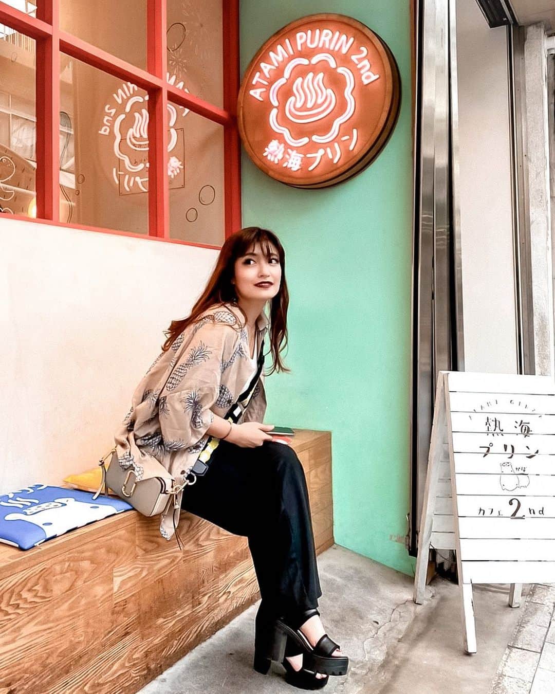 のインスタグラム：「． 🍮🍴💜🤍💚💛🧡 ． ちょっと前に熱海旅行に 行った時に可愛いカフェ見つけた🍰 ．  #やりらふぃー  #海#筋トレ#旅行#旅好き#尻スタグラム #旅好きな人と繋がりたい#フィットネス#タビジョ#熱海#熱海プリン #tabijyo#genic_mag#tabi_jyo  #onsen#yukata#gn#fashion#instalike#followme #beach#sea#food#nike#airmax#follow#fitness #instagood#instalove#loveislove」