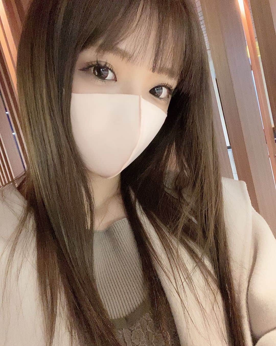 石田亜沙己のインスタグラム：「髪のメンテナンスしてきました♡ 前髪短くして、トリートメントでサラサラにしてもらって幸せ。  #サラサラヘアー」