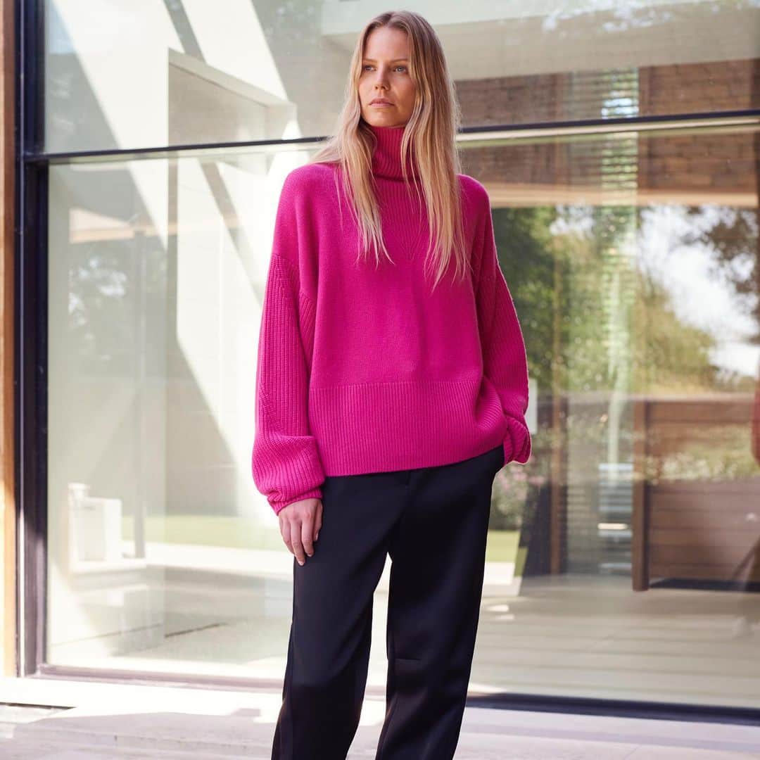 アマンダ ウェイクリーのインスタグラム：「A hug of cashmere... luxey chunky ribs mixed with crafted stitch detailing... the ultimate piece to cocoon yourself in  #cashmere #chunkyknit #skisweater #comfortdressing #sportsluxe」