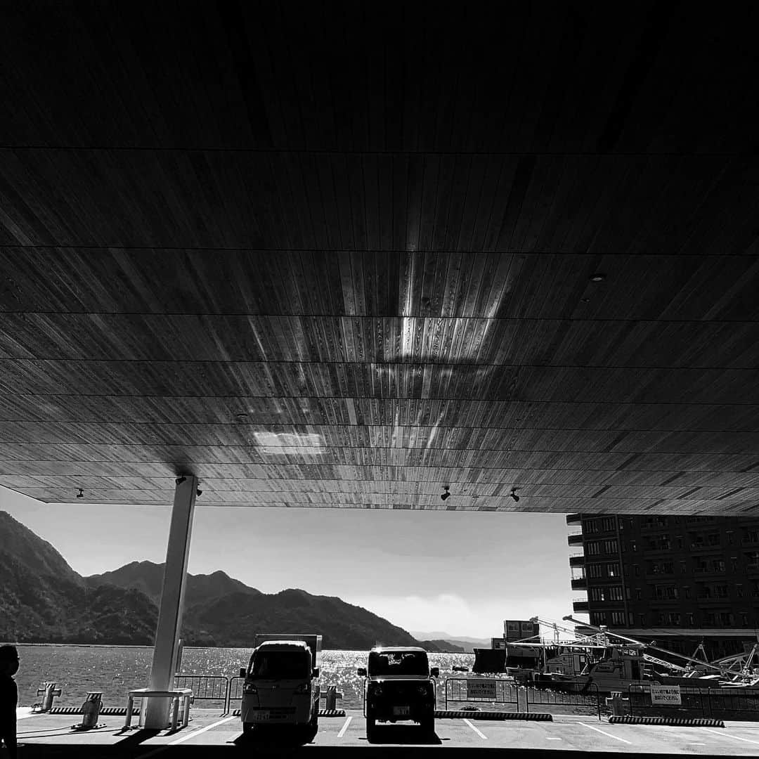 naotakeのインスタグラム：「波止場 - A pier / iPhone XR & Snapseed, 20201120 . . 新しいiPhoneが届いたら、XRと並べて直接データ移行を試してみよう。まだ先だけど。 . . #spicollective #royalsnappingartists #infamous_family #rsa_main #infinity_photo_cult #2_fineart #jp_gallery_member #jp_gallery_bnw #trb_bnw #wp_bnw  #bnw_life #bnwlife_member #bnw_life_shots #bnw_captures #world_bnw #top_bnw #team_jp_ #team_jp_モノクロ #ig_energy_bw #ig_nihon #streetphotographybnw #igersjp #blackandwhite #bnw #bnwphoto #monochrome #bw #bnwphotography #ShotOniPhone #shotoniphoneXR」