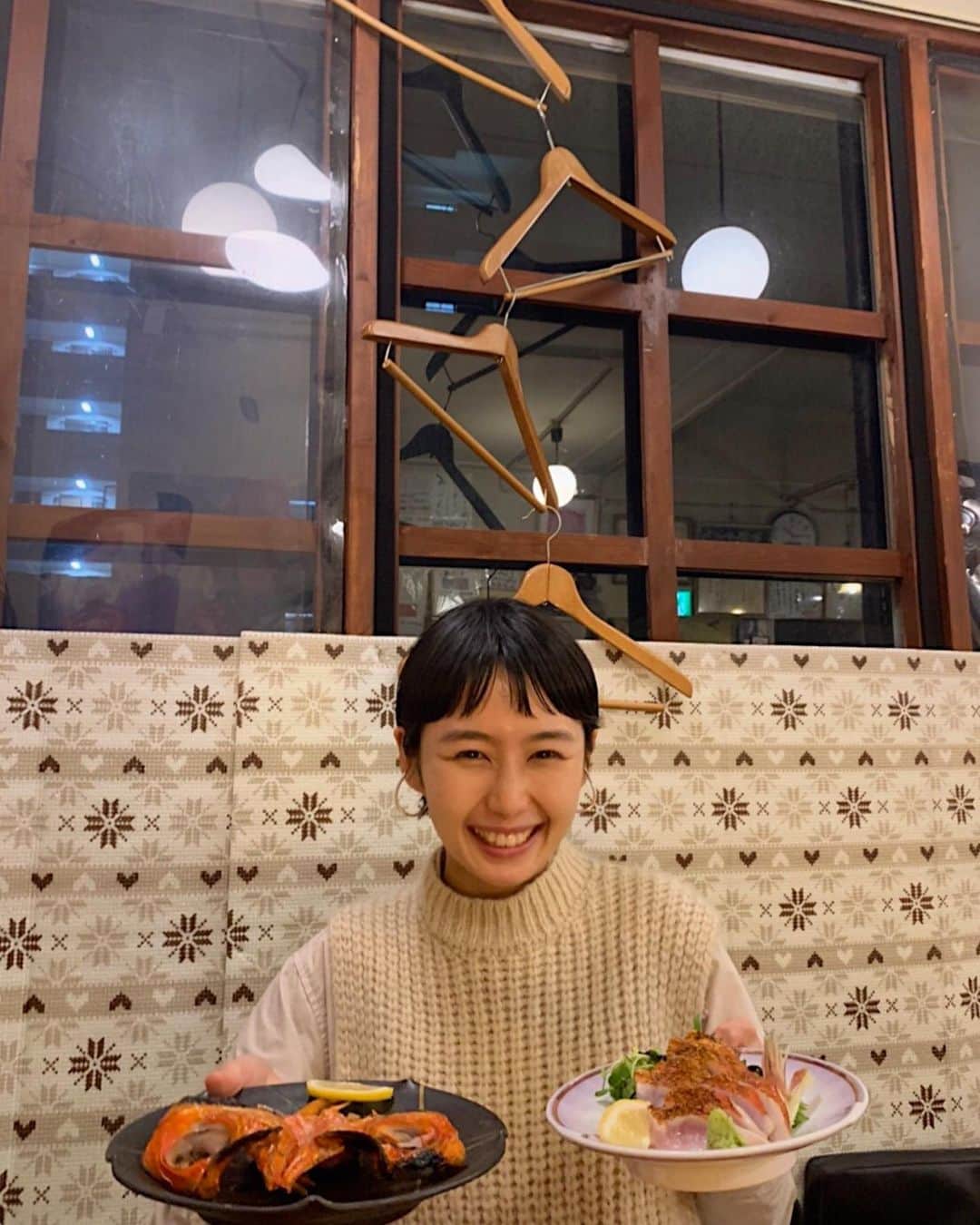 水戸悠夏子さんのインスタグラム写真 - (水戸悠夏子Instagram)「見てくださいこの金目鯛セット…！と言いたいところですが、後ろのハンガーの絶妙なバランスに是非とも注目して頂きたい、という写真です。写真2枚目、ちくらはお通しもおかわりしたいくらい好き。今日も美味しい。」11月19日 21時44分 - mitoyukako
