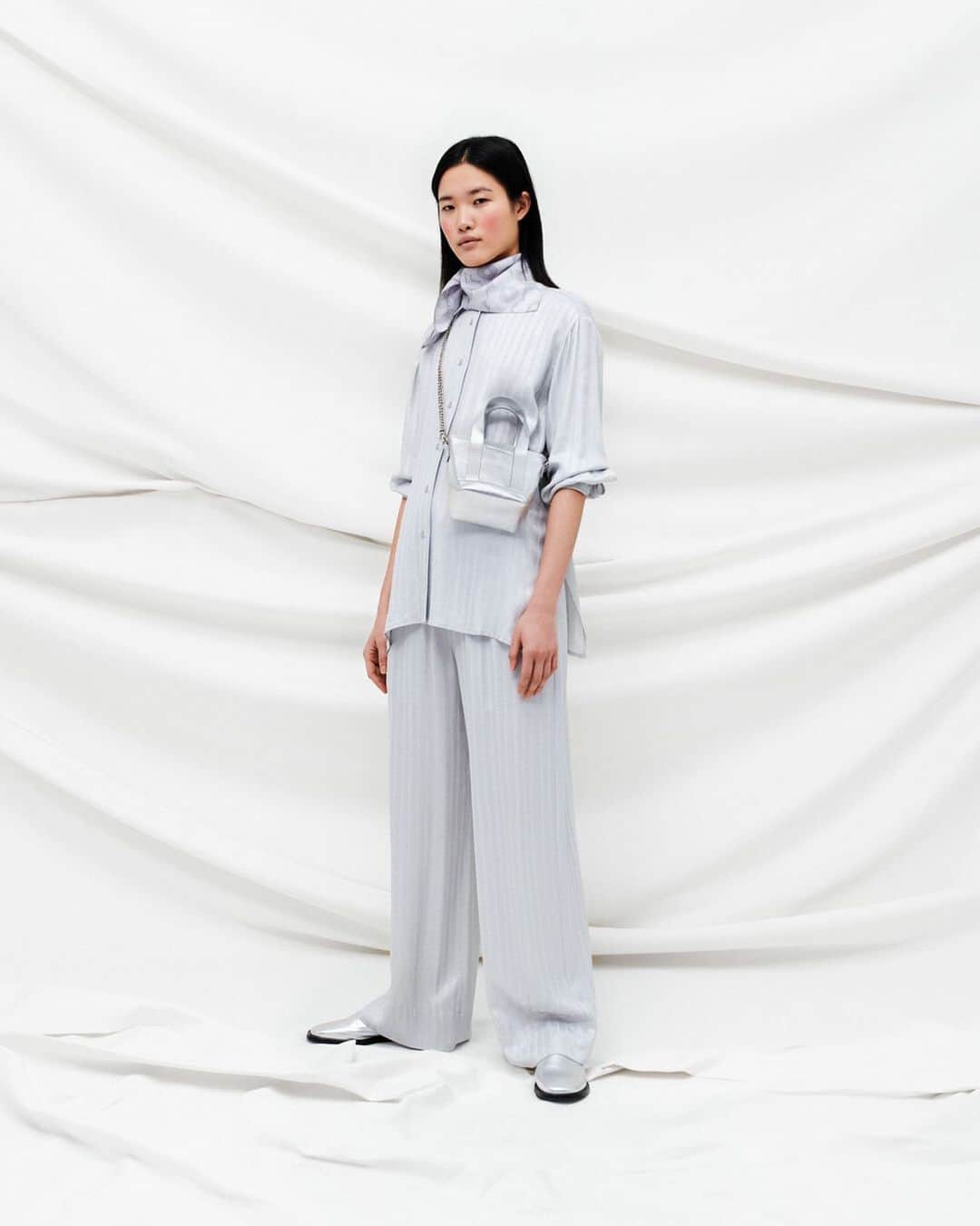 マリメッコのインスタグラム：「Introducing one of our favorite relaxed festive head-to-toe looks for days you want to feel dressed up but not compromise on comfort: Finaali trousers and Sijoitus shirt combined. #marimekko」