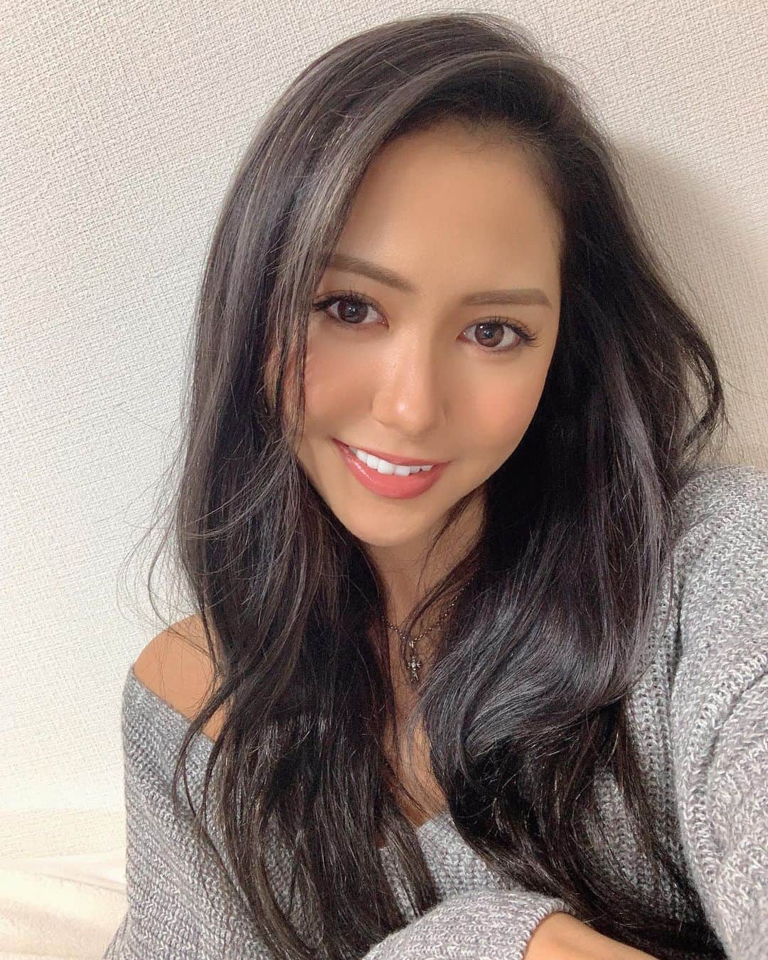 YamanoShiori のインスタグラム：「メンテナンス完了💅🏽💇🏻‍♀️🖤」