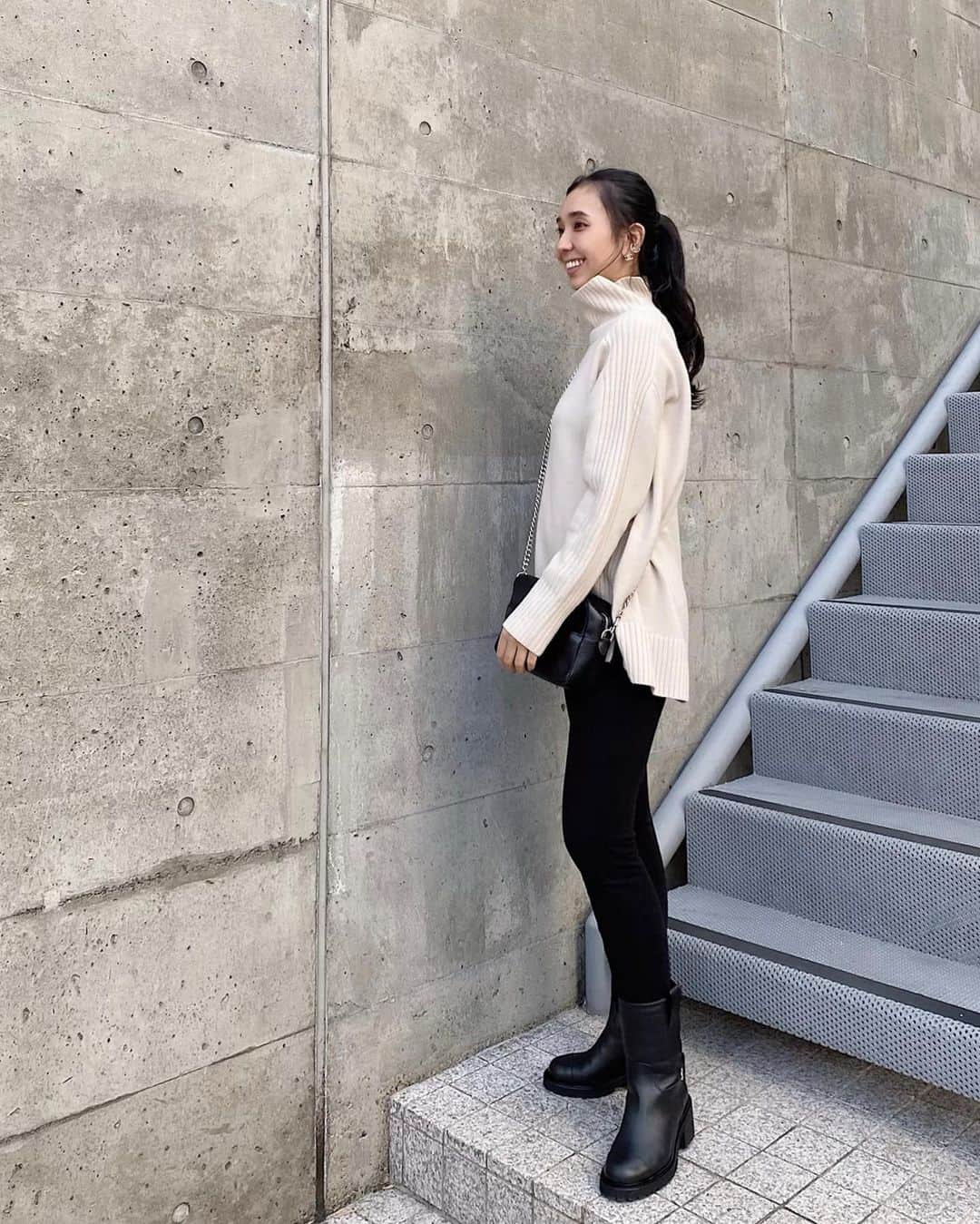 鈴木詩織のインスタグラム：「モノトーンコーデにしてみたよ♡ . 思わず触れたくなるやわらかさのタートルニットはこの前ご紹介したF by Rossoのもの😌 タートルはチクチクするのが苦手であまり持ってないけど、ハミルトンラムズウールだから肌ざわりがやみつきになるのでとってもお気に入り❣️ . IGTVでもご紹介しているのでよかったらみてね〜 . . . . . https://www.urban-research.jp/product/rosso/tops/RA07-22F001/?is=1903081  https://www.urban-research.jp/product/rosso/one-piece/RA06-26F002/?is=1921706  https://www.urban-research.jp/product/rosso/bottoms/RA07-24F004/?is=1939244 @ur_fbyrosso  #fbyrosso #エフバイロッソ #urbanresearchrosso#タートルニット#大人カジュアル」