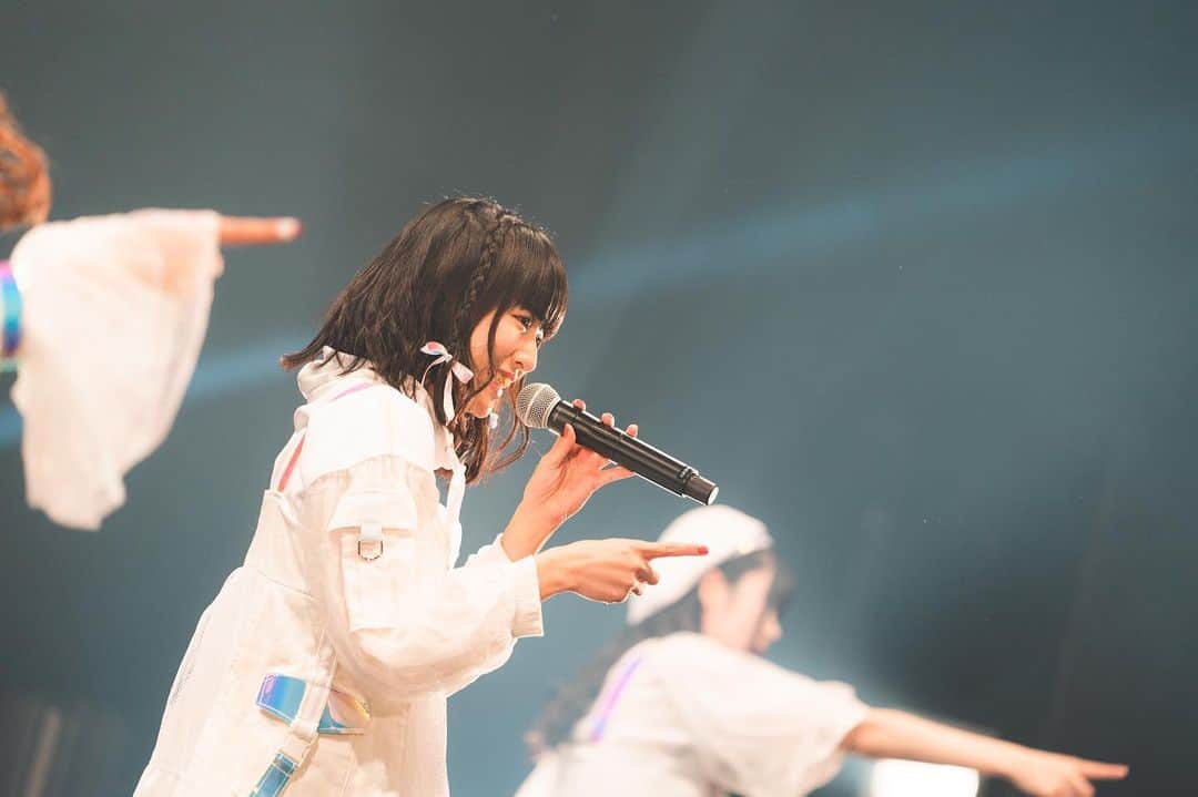 橋本美桜のインスタグラム：「真っ白なキャンバス3周年記念ワンマンライブ『君と生きる』ありがとうございました。﻿ ・﻿ ・﻿ ・﻿ 1周年ライブは新メンバーとしてライブを見学して、2周年ライブはメンバーとしてライブに参加して、3周年を迎えるときには先輩になっているなんて想像もしてなかったけど、あっという間に感じてた時間は結構濃いものだなあと思いました。﻿ ﻿ 去年のTIFでこの6人でZeppに立つぞ！って意気込んでいたからこそ、メンバー2人の卒業を聞いたときはこの先どうなるんだろう……という不安とか別れの寂しさがあったけど、新メンバーが入ってきてくれて、その中でも環境の変化に苦しんだり色々あったけど、ゆりなちゃんは白キャンにいい風を吹かせてくれました。﻿ 今は"この5人"だからできるパフォーマンスを創れていたらいいなと思います。﻿ ﻿ ﻿ あまりネガティブな部分を語ることはないけど、思うようにいかなくて心が折れてしまったり、ライブを純粋に楽しめなかったりすることもあったし、自分は向いていないかもしれないと思うこともありました。﻿ でも、こうしてグループの3周年をファンのみなさんや大好きなメンバーと一緒に祝うことができて幸せだなあ…と感じました。﻿ ﻿ 自分はアイドルになるために生まれてきたな〜とかそういうのは思えないけど、真っ白なキャンバスというグループでアイドルを出来て良かったなと思います。﻿ ﻿ 昨日は純粋に心から楽しいライブだったし、プロデューサーさんやスタッフさん、白キャンに関わってくださっている方が"良かった"と言ってくださって本当に嬉しかったです。﻿ ﻿ ﻿ 自分はこの先どうするんだろう…って悩む時期もあったけど頑張ってきて良かった！﻿ ﻿ ﻿ これからも💭*°﻿ ﻿ ﻿ #白キャン3周年 #君と生きる」