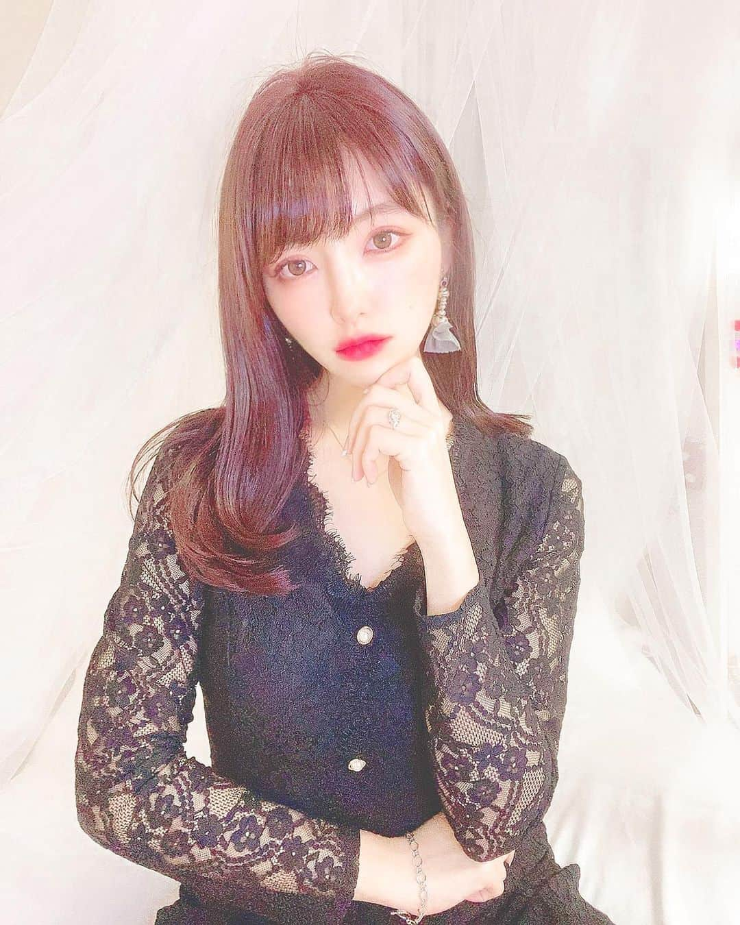 はるさんのインスタグラム写真 - (はるInstagram)「⑅∙˚﻿⋆﻿ EYE2EYE恵比寿店 @eye2eye.official で 手触り、つけ心地のいい最先端技術のまつ毛エクステを 👀✨ ボリュームラッシュ400本とフラットラッシュ20本！ デザインはキュートで真ん中13mm、Dカール目尻だけCカール 丁寧にカウンセリングしてくれるから安心❤︎ * @cherinoa_onlineshop のまつ育に特化したまつ毛美容液 シェリノアラッシュセラム でまつ育3ヶ月チャレンジ👀✨ 今トレンドの幹細胞コスメの中でもヒトの毛根細胞をベースとした まったく新しいまつ毛美容液！ サロンで主流の筆ペンタイプで使い勝手も◎ まつ毛を土台からケアできるからマツエクしててもまつ毛がしっかりしてる♪ 公式アカウントには美容のお役立ち情報載ってるからチェックしてみて✩*ﾟ * @taiga_press の一台三役！ 温熱目元ケア アイマッサージBeapro11✨ 気になるデリケートな目元や口元、フェイスの細部専用！ 乾燥しがちな目元やこわばりがちな肌の薄い箇所が集中する フェイス細部に最適な1台💫 シンプルなワンボタン操作で使う時はコードレス USB充電だからPC等のUSBポートからも充電できるし 軽量約41gの小さなハンディータイプだから 家だけでなく旅行や出張先でも重宝する🙆‍♀️  フェイスケアをしっかりやろうとすると疲れちゃうけど これは手軽にできるから時短になって続けられてる♪ ●高速パッティング（振動） ●温熱ケア ●高速パッティング（振動）+温熱ケアのダブル機能 ●オートオフ機能で安心安全（約10分） ●ホーンヘッドでプッシュケア 1回のフル充電で約50分の使用が可能。（工場出荷時測定基準） * 💍 @fing_official 10%OFFクーポンコード 🎟 haru010 (2020/11/30まで有効、WEBショップにて使用可能) * カラコンは @olola_jp のグローバイブラウン 6ヶ月用カラコン2setで1980円 イベントやってるみたい✨ 定価1セット1,590円だからお得👀✨ 11/23まで全商品20％SALEも実施中💫 * 久々暖色系の秋カラーに💭💐💜 * * #シェリノアラッシュセラム #まつげ美容液 #シェリノア #まつ育 #cherinoa #ビープロ #beapro #目元ケア #クマ取り #アイケア #ほうれい線改善 #むくみ解消 #pr #EYE2EYE #恵比寿まつエク #EYE2EYE恵比寿店 #バインドロック #ボリュームラッシュ #オロラカラコンまとめ #カラコン #olola #ラシカ秋カラー応援 #リガードの家 #わたしの暮らす部屋」11月19日 21時50分 - harurun1216