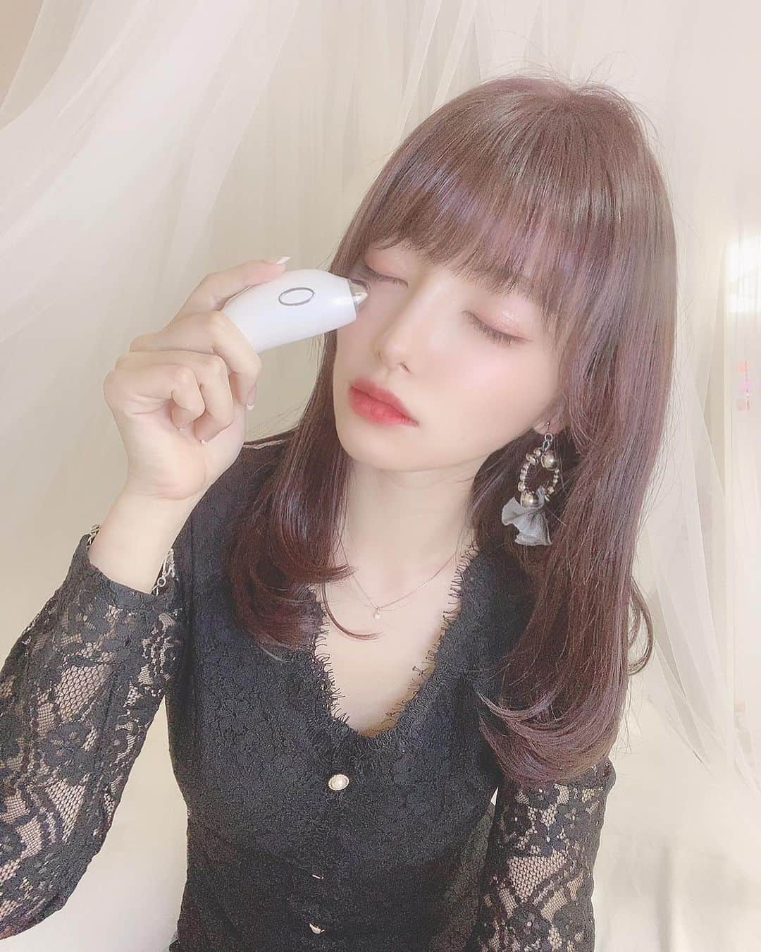 はるさんのインスタグラム写真 - (はるInstagram)「⑅∙˚﻿⋆﻿ EYE2EYE恵比寿店 @eye2eye.official で 手触り、つけ心地のいい最先端技術のまつ毛エクステを 👀✨ ボリュームラッシュ400本とフラットラッシュ20本！ デザインはキュートで真ん中13mm、Dカール目尻だけCカール 丁寧にカウンセリングしてくれるから安心❤︎ * @cherinoa_onlineshop のまつ育に特化したまつ毛美容液 シェリノアラッシュセラム でまつ育3ヶ月チャレンジ👀✨ 今トレンドの幹細胞コスメの中でもヒトの毛根細胞をベースとした まったく新しいまつ毛美容液！ サロンで主流の筆ペンタイプで使い勝手も◎ まつ毛を土台からケアできるからマツエクしててもまつ毛がしっかりしてる♪ 公式アカウントには美容のお役立ち情報載ってるからチェックしてみて✩*ﾟ * @taiga_press の一台三役！ 温熱目元ケア アイマッサージBeapro11✨ 気になるデリケートな目元や口元、フェイスの細部専用！ 乾燥しがちな目元やこわばりがちな肌の薄い箇所が集中する フェイス細部に最適な1台💫 シンプルなワンボタン操作で使う時はコードレス USB充電だからPC等のUSBポートからも充電できるし 軽量約41gの小さなハンディータイプだから 家だけでなく旅行や出張先でも重宝する🙆‍♀️  フェイスケアをしっかりやろうとすると疲れちゃうけど これは手軽にできるから時短になって続けられてる♪ ●高速パッティング（振動） ●温熱ケア ●高速パッティング（振動）+温熱ケアのダブル機能 ●オートオフ機能で安心安全（約10分） ●ホーンヘッドでプッシュケア 1回のフル充電で約50分の使用が可能。（工場出荷時測定基準） * 💍 @fing_official 10%OFFクーポンコード 🎟 haru010 (2020/11/30まで有効、WEBショップにて使用可能) * カラコンは @olola_jp のグローバイブラウン 6ヶ月用カラコン2setで1980円 イベントやってるみたい✨ 定価1セット1,590円だからお得👀✨ 11/23まで全商品20％SALEも実施中💫 * 久々暖色系の秋カラーに💭💐💜 * * #シェリノアラッシュセラム #まつげ美容液 #シェリノア #まつ育 #cherinoa #ビープロ #beapro #目元ケア #クマ取り #アイケア #ほうれい線改善 #むくみ解消 #pr #EYE2EYE #恵比寿まつエク #EYE2EYE恵比寿店 #バインドロック #ボリュームラッシュ #オロラカラコンまとめ #カラコン #olola #ラシカ秋カラー応援 #リガードの家 #わたしの暮らす部屋」11月19日 21時50分 - harurun1216