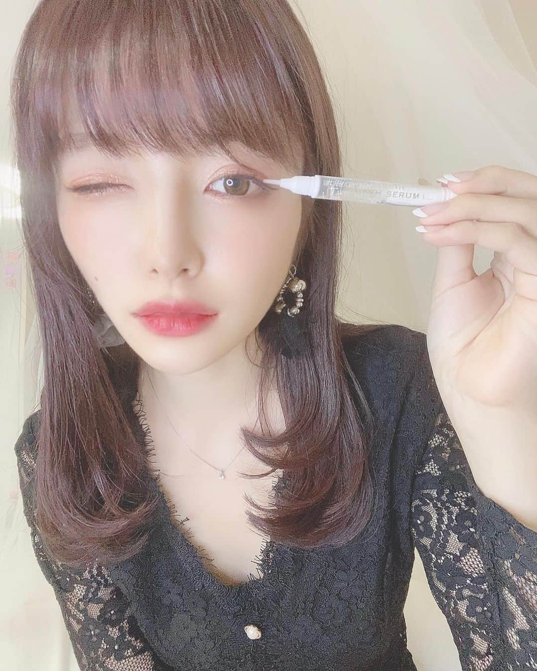 はるさんのインスタグラム写真 - (はるInstagram)「⑅∙˚﻿⋆﻿ EYE2EYE恵比寿店 @eye2eye.official で 手触り、つけ心地のいい最先端技術のまつ毛エクステを 👀✨ ボリュームラッシュ400本とフラットラッシュ20本！ デザインはキュートで真ん中13mm、Dカール目尻だけCカール 丁寧にカウンセリングしてくれるから安心❤︎ * @cherinoa_onlineshop のまつ育に特化したまつ毛美容液 シェリノアラッシュセラム でまつ育3ヶ月チャレンジ👀✨ 今トレンドの幹細胞コスメの中でもヒトの毛根細胞をベースとした まったく新しいまつ毛美容液！ サロンで主流の筆ペンタイプで使い勝手も◎ まつ毛を土台からケアできるからマツエクしててもまつ毛がしっかりしてる♪ 公式アカウントには美容のお役立ち情報載ってるからチェックしてみて✩*ﾟ * @taiga_press の一台三役！ 温熱目元ケア アイマッサージBeapro11✨ 気になるデリケートな目元や口元、フェイスの細部専用！ 乾燥しがちな目元やこわばりがちな肌の薄い箇所が集中する フェイス細部に最適な1台💫 シンプルなワンボタン操作で使う時はコードレス USB充電だからPC等のUSBポートからも充電できるし 軽量約41gの小さなハンディータイプだから 家だけでなく旅行や出張先でも重宝する🙆‍♀️  フェイスケアをしっかりやろうとすると疲れちゃうけど これは手軽にできるから時短になって続けられてる♪ ●高速パッティング（振動） ●温熱ケア ●高速パッティング（振動）+温熱ケアのダブル機能 ●オートオフ機能で安心安全（約10分） ●ホーンヘッドでプッシュケア 1回のフル充電で約50分の使用が可能。（工場出荷時測定基準） * 💍 @fing_official 10%OFFクーポンコード 🎟 haru010 (2020/11/30まで有効、WEBショップにて使用可能) * カラコンは @olola_jp のグローバイブラウン 6ヶ月用カラコン2setで1980円 イベントやってるみたい✨ 定価1セット1,590円だからお得👀✨ 11/23まで全商品20％SALEも実施中💫 * 久々暖色系の秋カラーに💭💐💜 * * #シェリノアラッシュセラム #まつげ美容液 #シェリノア #まつ育 #cherinoa #ビープロ #beapro #目元ケア #クマ取り #アイケア #ほうれい線改善 #むくみ解消 #pr #EYE2EYE #恵比寿まつエク #EYE2EYE恵比寿店 #バインドロック #ボリュームラッシュ #オロラカラコンまとめ #カラコン #olola #ラシカ秋カラー応援 #リガードの家 #わたしの暮らす部屋」11月19日 21時50分 - harurun1216