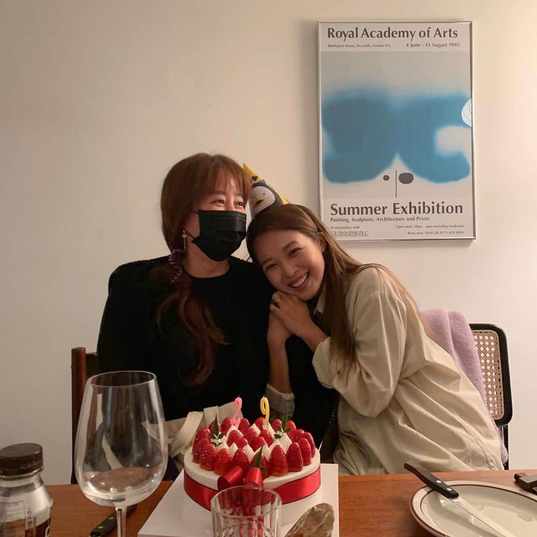 キム・ダヘのインスタグラム：「엄마가 미역국주러와서 같이 생파❤️❤️❤️ 아직 생파 6번남음 후덜」