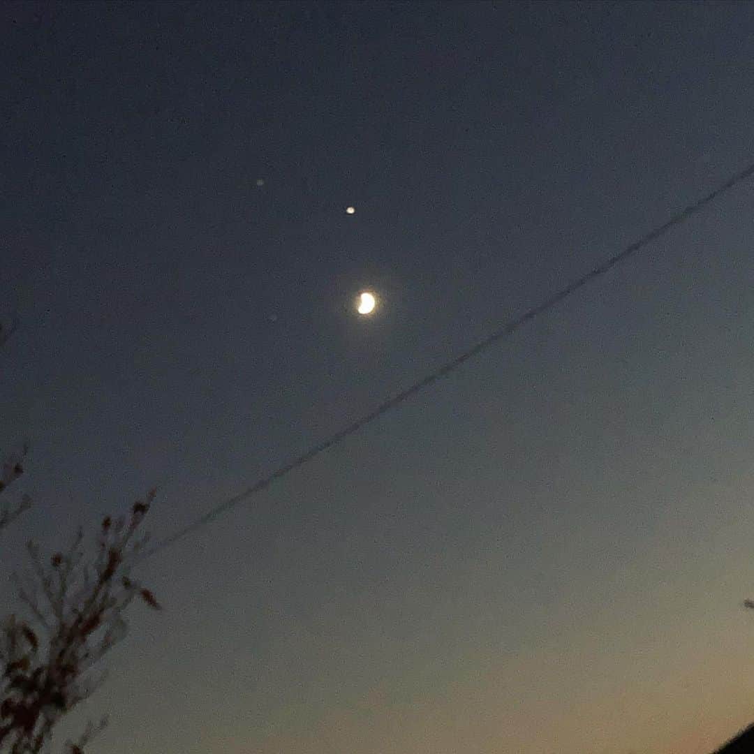中野みやびのインスタグラム：「月  #月 #moon #空 #sky #綺麗 #very #Good #picture #お気に入り #今日 #青 #blue #yellow #green #自然 #星 #中野みやび #みやび」