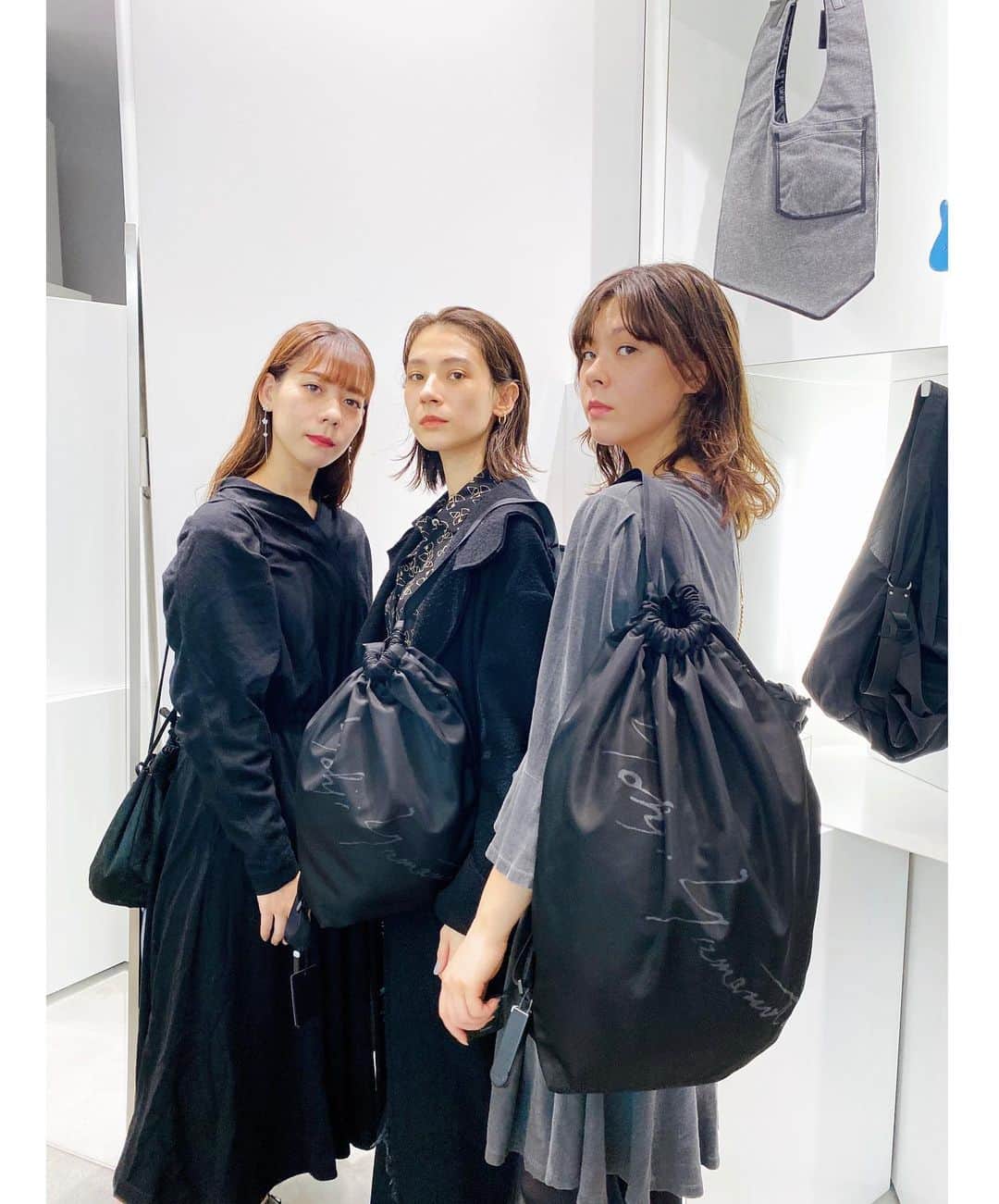 エモン・久瑠美のインスタグラム：「sisters at @discord_yohjiyamamoto @parco_shibuya_official 👩‍👧‍👧🍒」