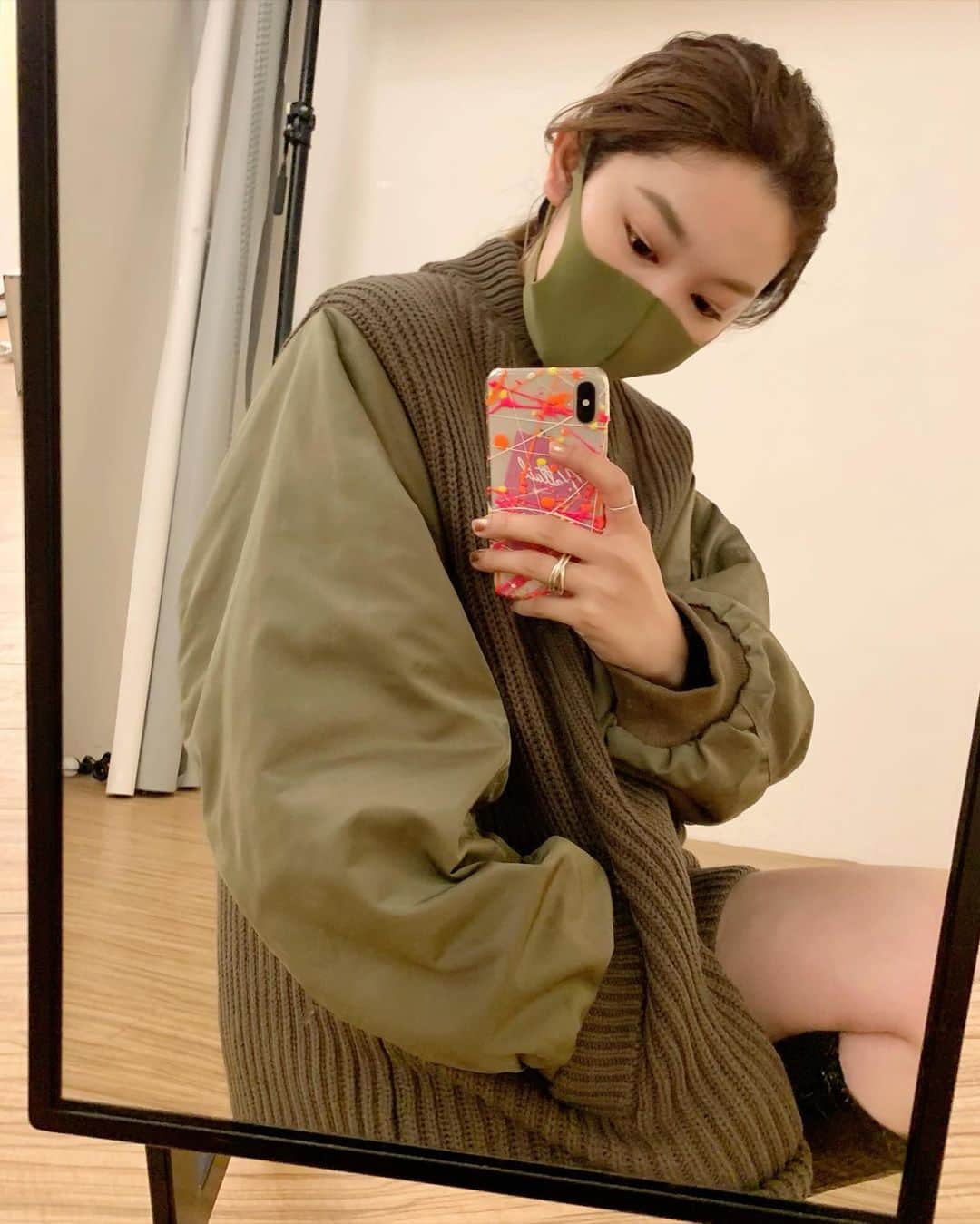mina hinokuchiのインスタグラム：「. 冬アウター着るか悩むこの時期🍁 モッズやMA-1がとっても重宝✨ . 着るだけで一気にこなれ感が出るニットとドッキングのMA-1。　袖にボリュームあるからニットも余裕で着れるので、この時期サッと羽織りやすくておすすめです♡ . . #whoswhochico #salonbychico #フーズフーチコ　#MA1  #この秋冬は辛めカラーが気分」