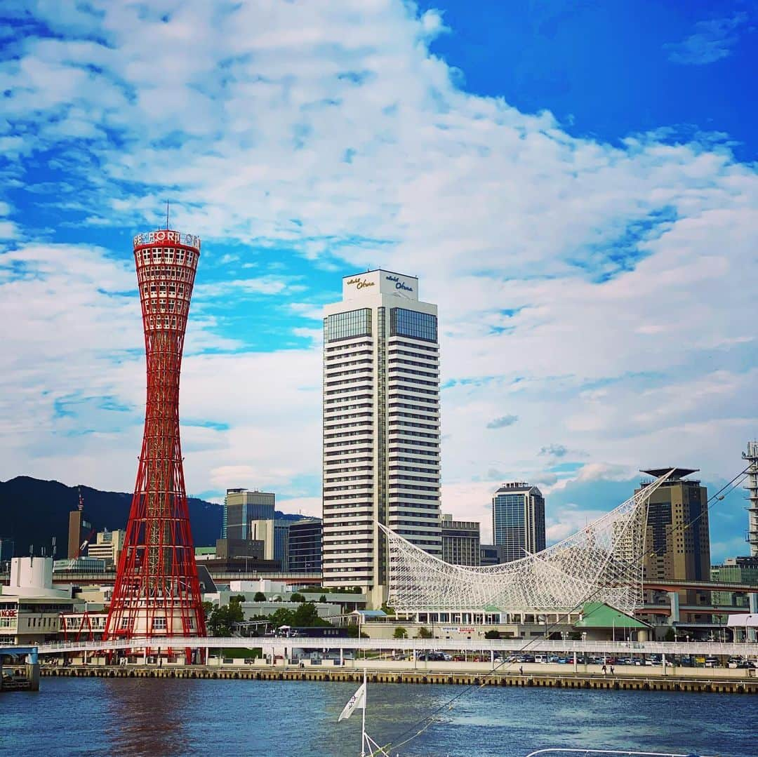 平山美香さんのインスタグラム写真 - (平山美香Instagram)「2020 晩夏の思い出 海はもちろん🌴 今年は梨狩り・ぶどう狩り・りんご狩りにも行きました🍏🍇🍎 私が生まれ育った大好きな神戸✨ 東京が恋しい反面、子供達には小一時間で行ける自然豊かな環境が良いのでは、、、と考える日々 #夏の思い出2020 #神戸 #kobe」11月19日 21時59分 - mika_hirayama