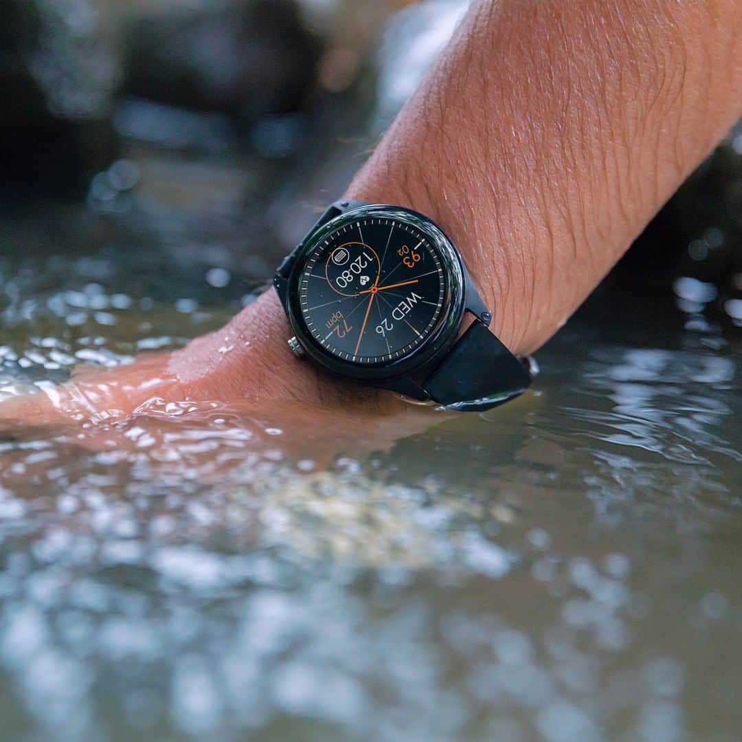 ASUSさんのインスタグラム写真 - (ASUSInstagram)「Stylish, Convenient and Durable. That’s our ASUS #VivoWatchSP, featuring a 14-day battery life and swim-proof design. You can wear it while swimming or get caught in the occasional rainstorm without worry.」11月19日 22時00分 - asus