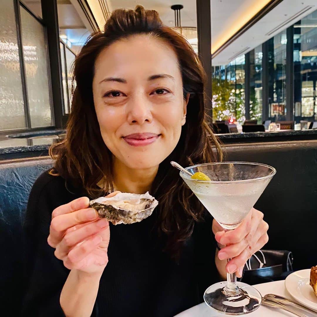 池田有希子のインスタグラム：「本番が終わりましたのでナマモノ解禁させていただきます！オイスターうまぁ🦪！  #oyster #mortonssteakhouse」