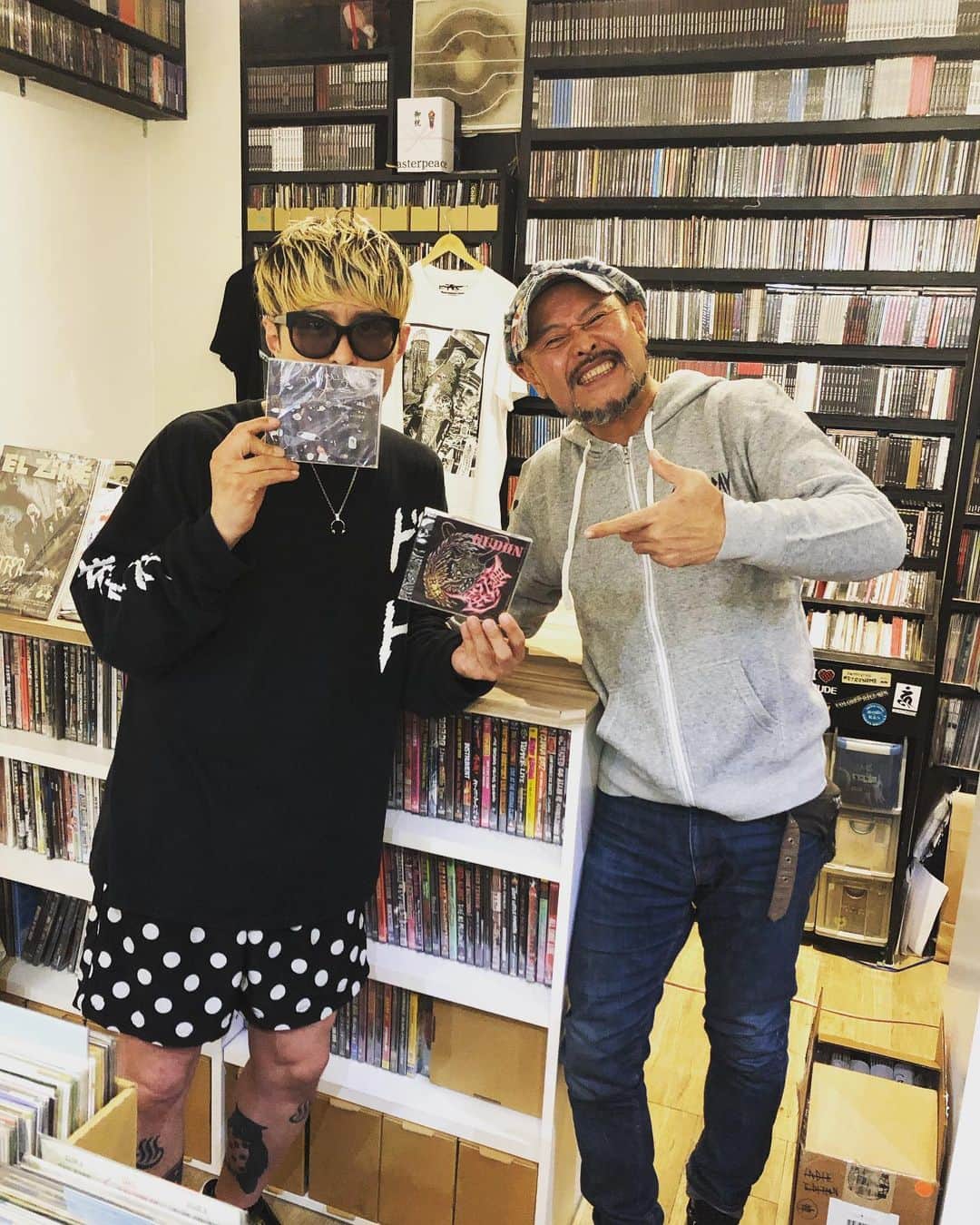 のインスタグラム：「今日は写真展中に抜け出してガイさんのお店「ミザリー」へご挨拶&お買い物！ パンク&ハードコア好きは是非に！！！ #ミザリー #広島」