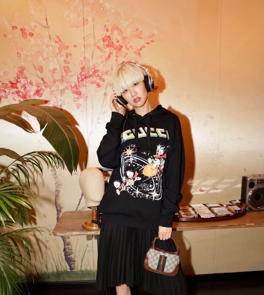 のインスタグラム：「@gucci パルコ1周年記念パーティーに遊びに行きました🎉 Disneyドナルドとのコラボアイテムが可愛すぎる💕要チェックですよ✅  @gucci @parco_shibuya_official  @waltz_tokyo_japan  #guccishibuyaparco  #disneyxgucci」