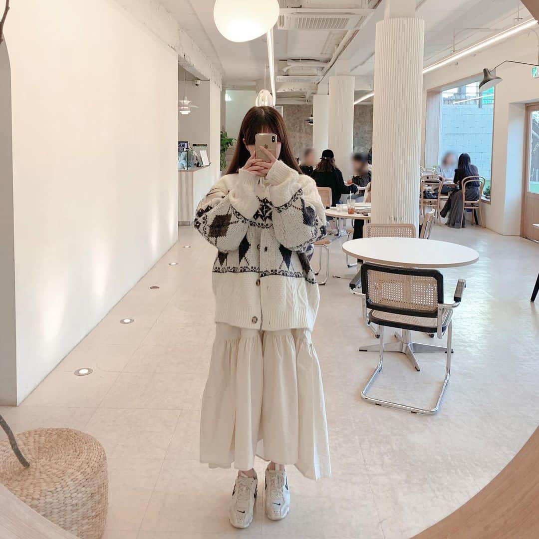 ユン・アラのインスタグラム：「디엠으로 엄청난 반응이였던, 포그니 니트 가디건   입자마자 포근함에 놀라고 따뜻함에 반해요 :)  도톰한 소재와 루즈한 핏으로  얇은이너에도, 도톰한 맨투맨에도 찰떡이에요🤍  촉감은 어찌나 부드러운지  지금입기 딱 좋은 가디건이에요 지금부터 한겨울까지 쭈욱- 입어주세요 ✊🏻  요런 비슷한 디자인 많이 보셨을텐데  원단짜임이나 마감처리 모두 퀄리티 높아서 다른곳보다 더 오래오래 입으실 수 있을거에요!  마음에 꼭 드실 수 있도록 착한가격으로  준비할게요 :D  2차 공구 오픈 ✅11월 20-22일」