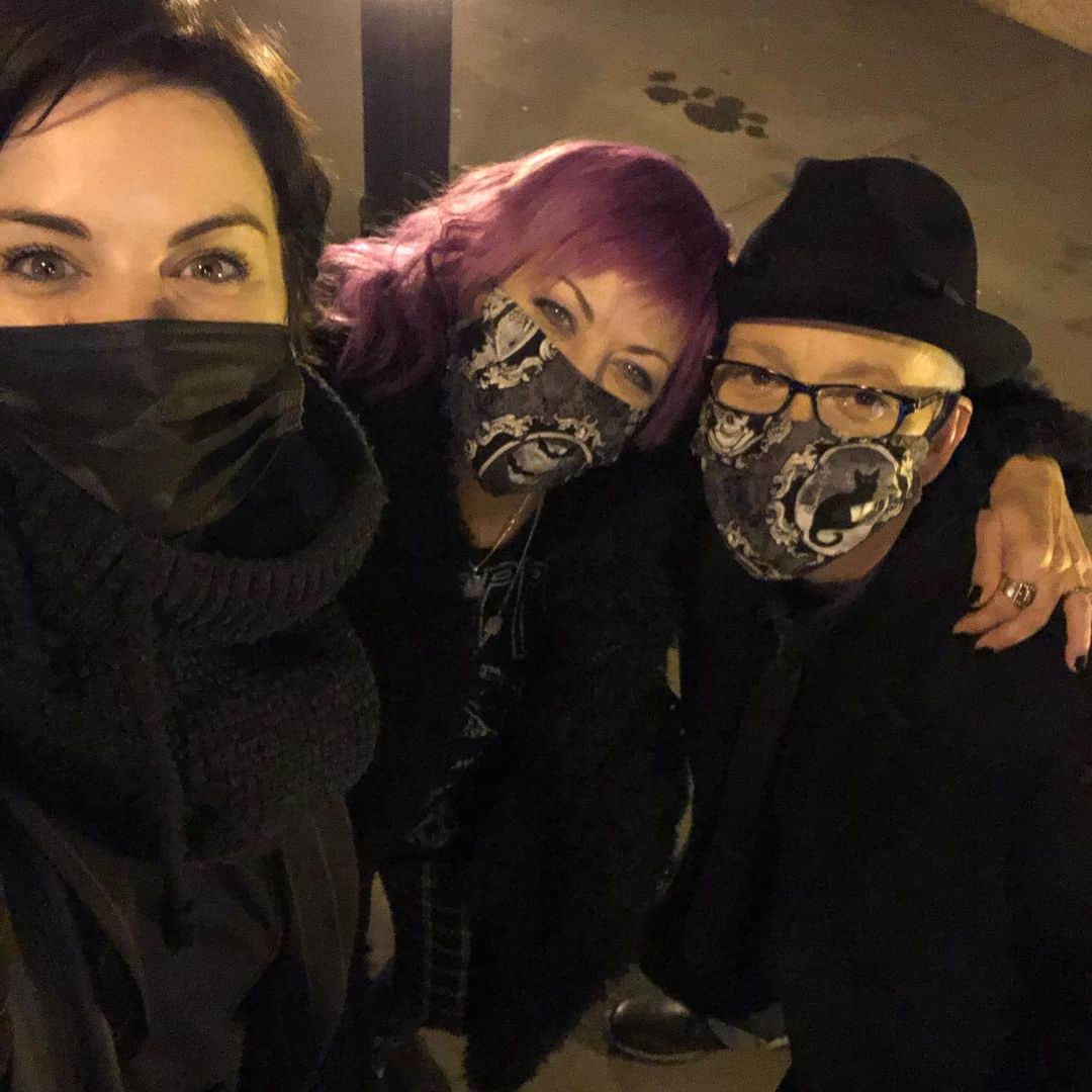 ジェイミー・アレクサンダーのインスタグラム：「Was so wonderful to see my sweet friends @spiderandrain last night for dinner. We had a blast catching up and taking way too many photos 😂 I’m very grateful for these two lovely humans 💕 #atlanta #friendship」