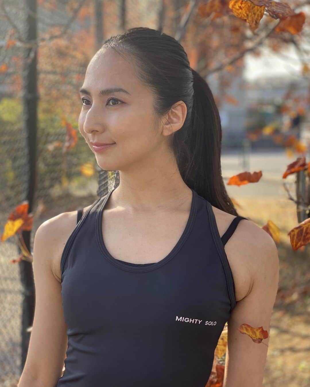 芥川舞子のインスタグラム：「. . . この写真で私が着用しているヨガウェアのブランド「MIGHTY SOLO」( @mightysolo ) とのコラボレーション企画です。  本投稿文末に記載されているキャンペーンコードを入力することによって、期間限定で最大35%オフで購入できます！  是非この機会を活用してくださいね。  ちなみにレギンスは(写真2枚目)おへそが隠れるくらいのハイウエストで、リブも10cmほどと深くなっているのでお腹に食い込まず、ぴったりフィットするのに苦しくなくてとても履きやすいです。  詳しくは、 @mightysolo　 または https://mightysolo.com/jp/  ⚠️以下のディスカウントコードをお忘れなく⚠️ ⚫︎ディスカウントコード: 15maiko  #送料無料 #BlackWeek期間限定キャンペーン実施中 #期間中全品20パーセントOFF  #さらにクーポンコード利用で最大35パーセントOFF #この年内最大SALEでもあるお得な機会をお見逃しなく #PR」